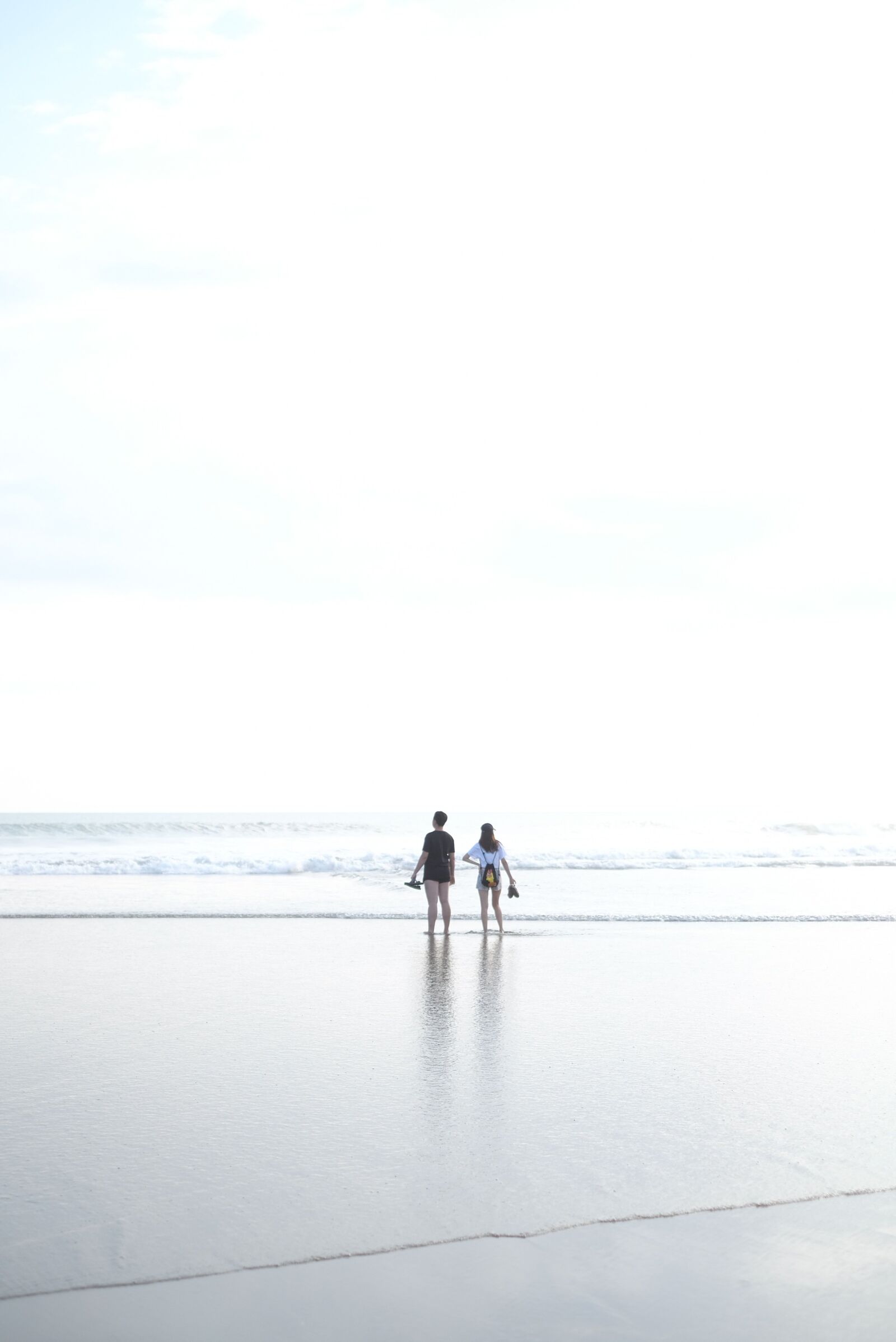 Fujifilm XF 35mm F1.4 R sample photo. Couple, love, beach photography