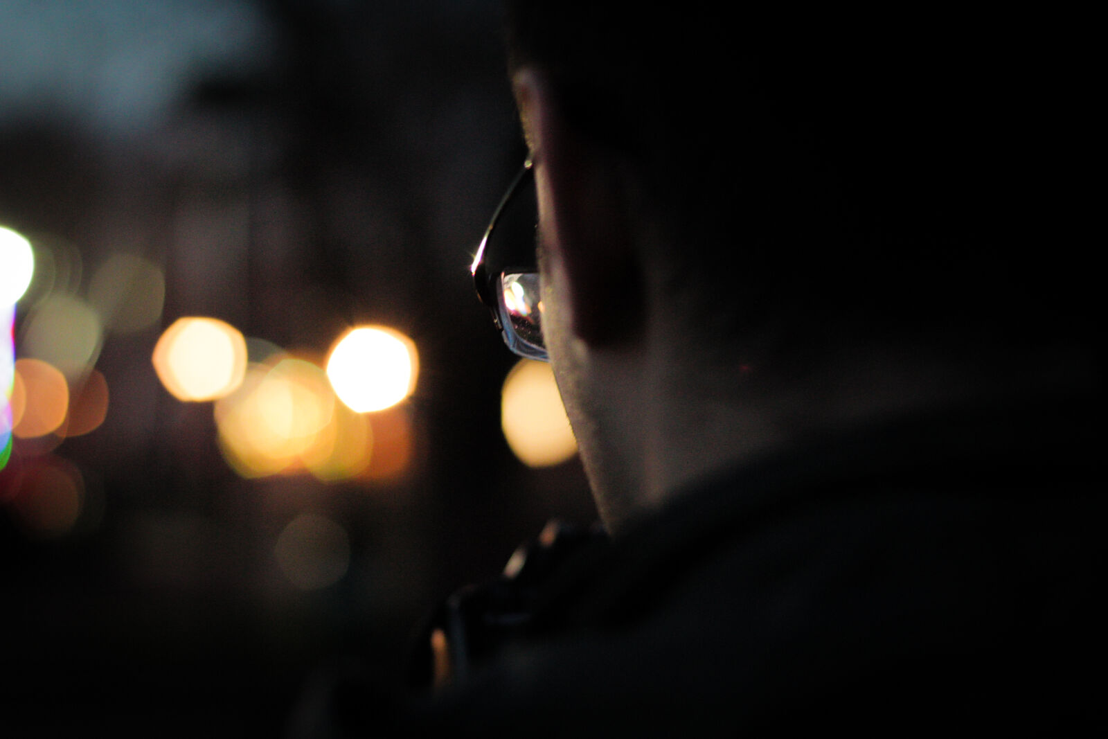 Canon EOS 600D (Rebel EOS T3i / EOS Kiss X5) + Canon EF 50mm F1.8 II sample photo. Man, wearing, black, framed photography
