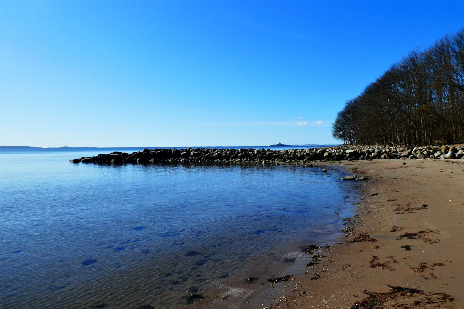 Panasonic Lumix DMC-ZS60 (Lumix DMC-TZ80) sample photo. Beach, sand, stones photography