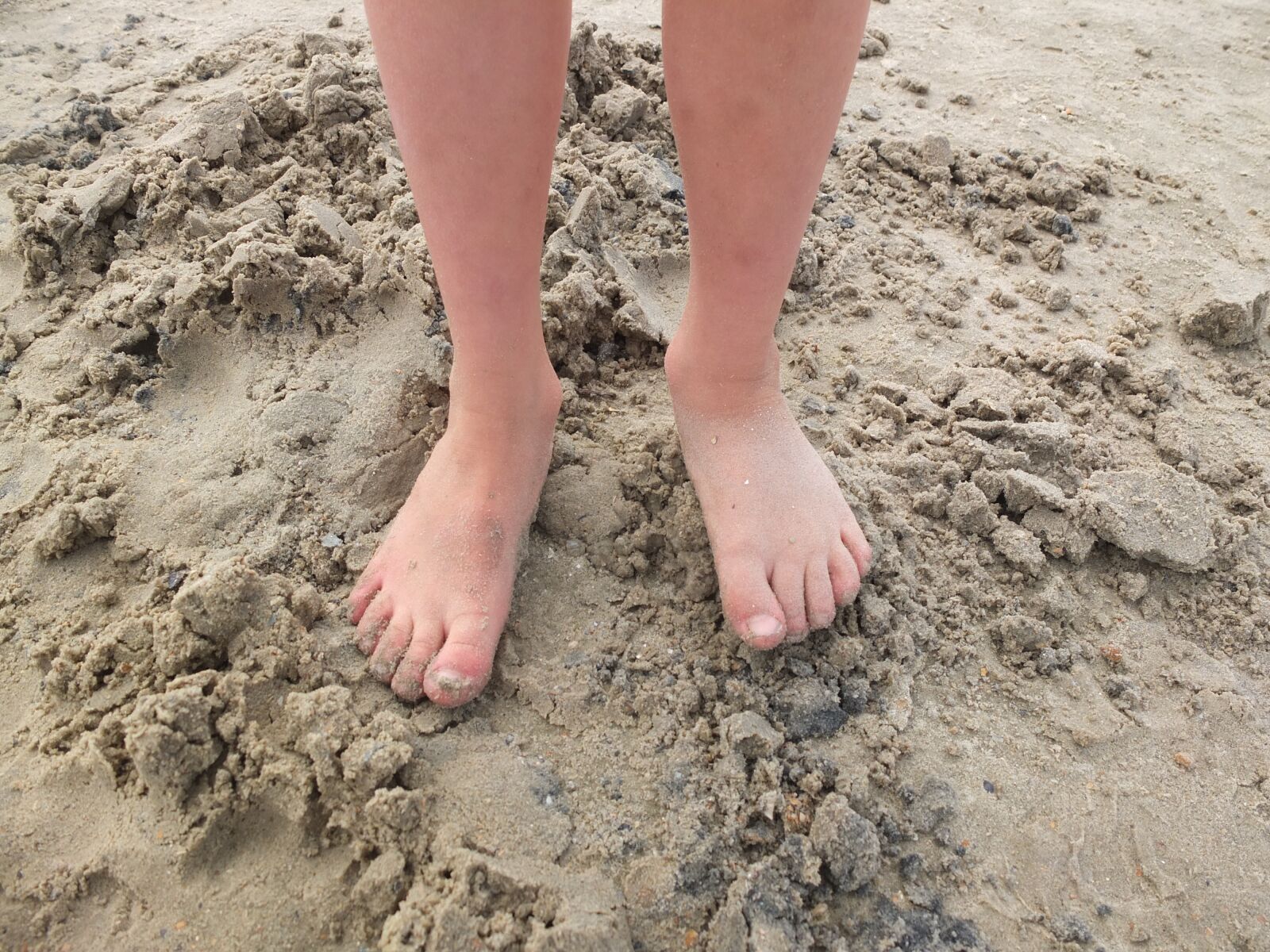 Fujifilm X10 sample photo. Feet, sand, foot photography