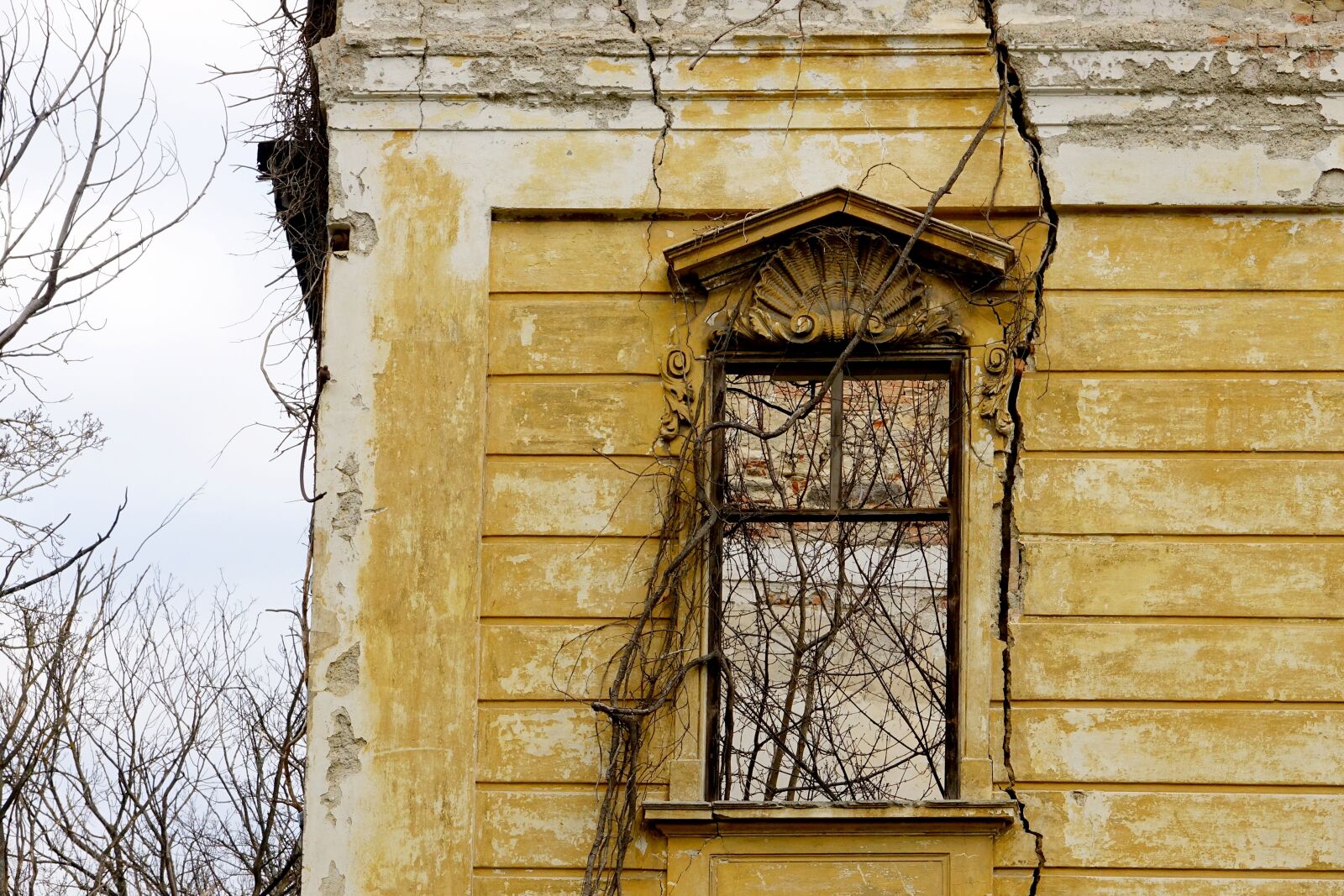 Sony Cyber-shot DSC-RX10 III sample photo. Ruin, architecture, window photography