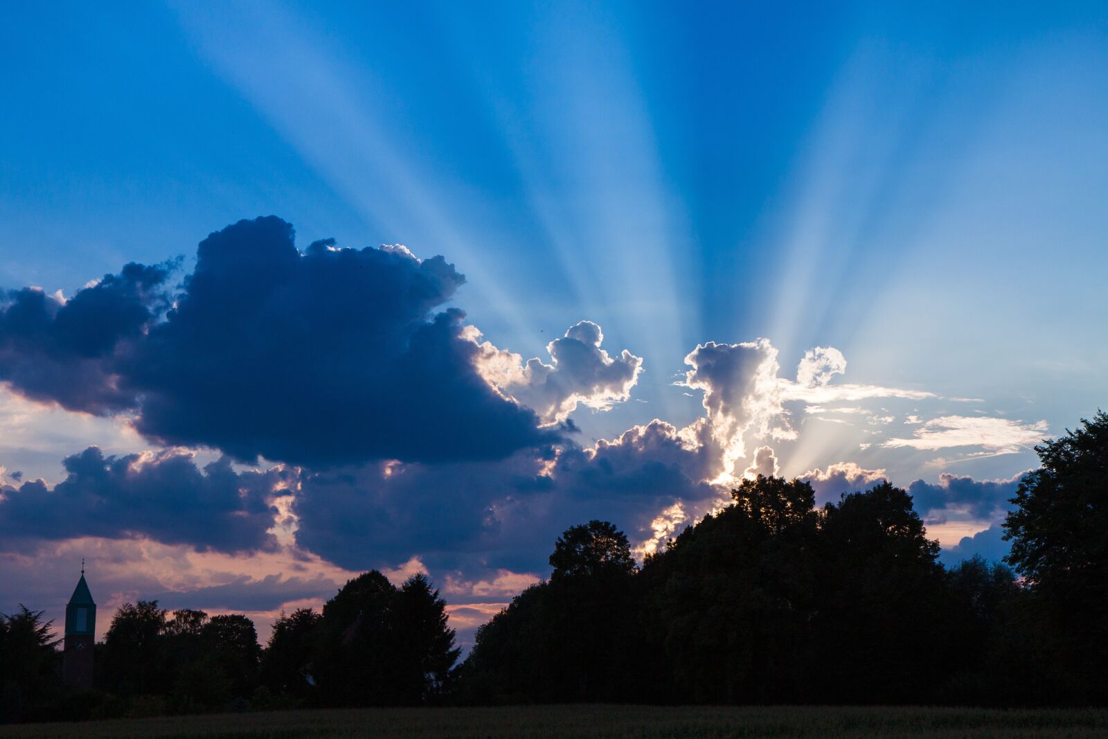 Canon EOS 500D (EOS Rebel T1i / EOS Kiss X3) sample photo. Sky, clouds, rays photography