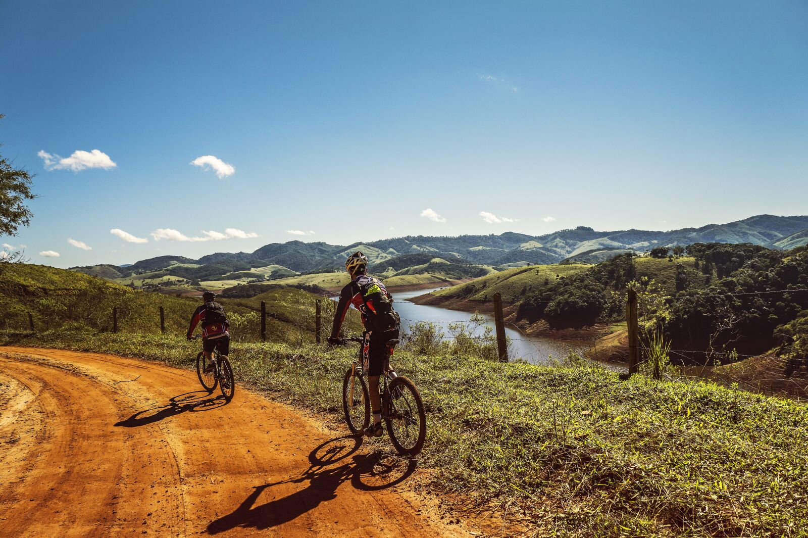 Sony Alpha a3000 + Sony E 18-55mm F3.5-5.6 OSS sample photo. Cyclists, trail, bike photography