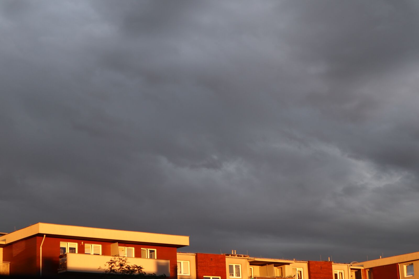 Canon EOS M100 + Canon EF-M 15-45mm F3.5-6.3 IS STM sample photo. Clouds, dark, evening photography