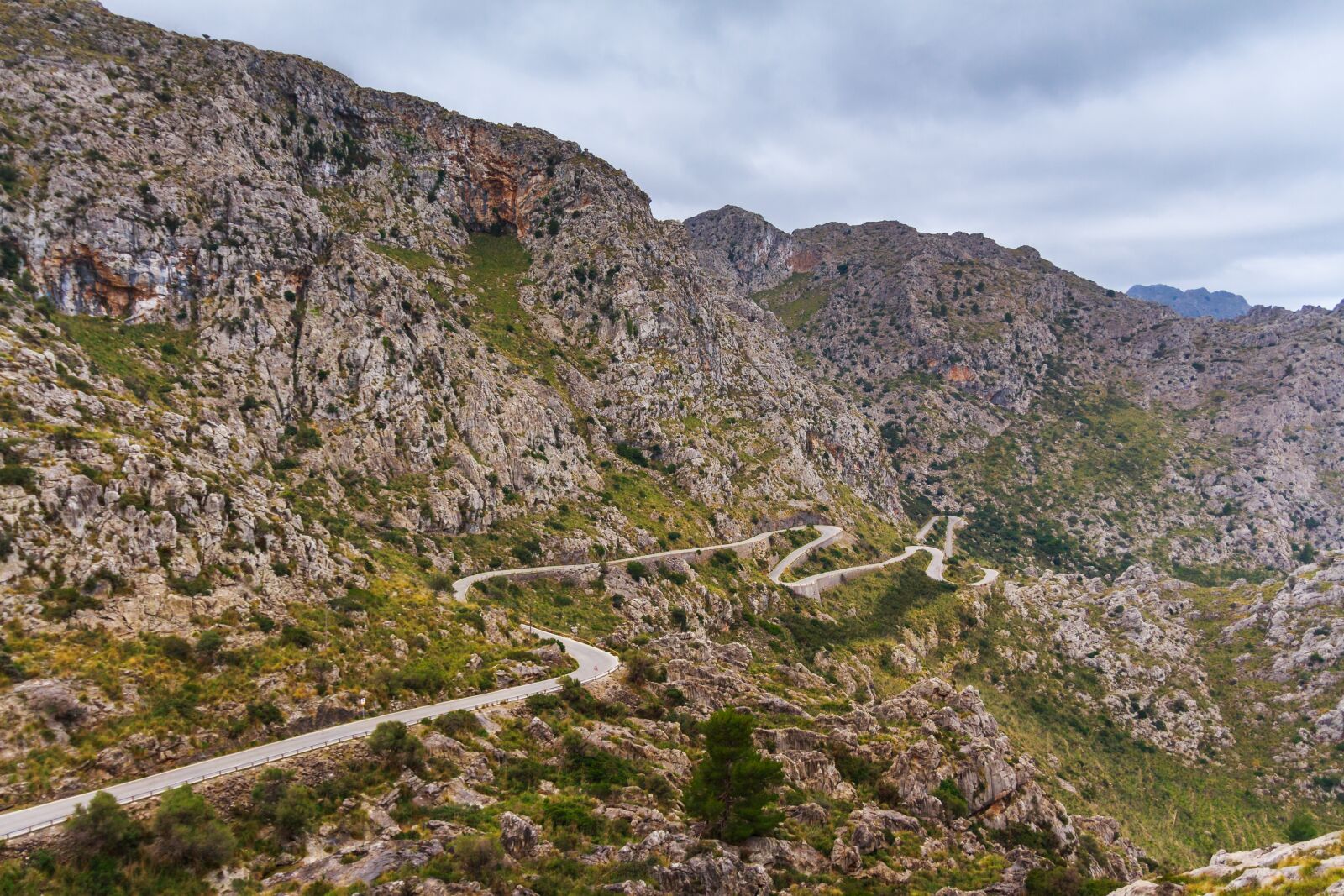 Canon EOS 650D (EOS Rebel T4i / EOS Kiss X6i) sample photo. Spain, mountains, serpentine road photography