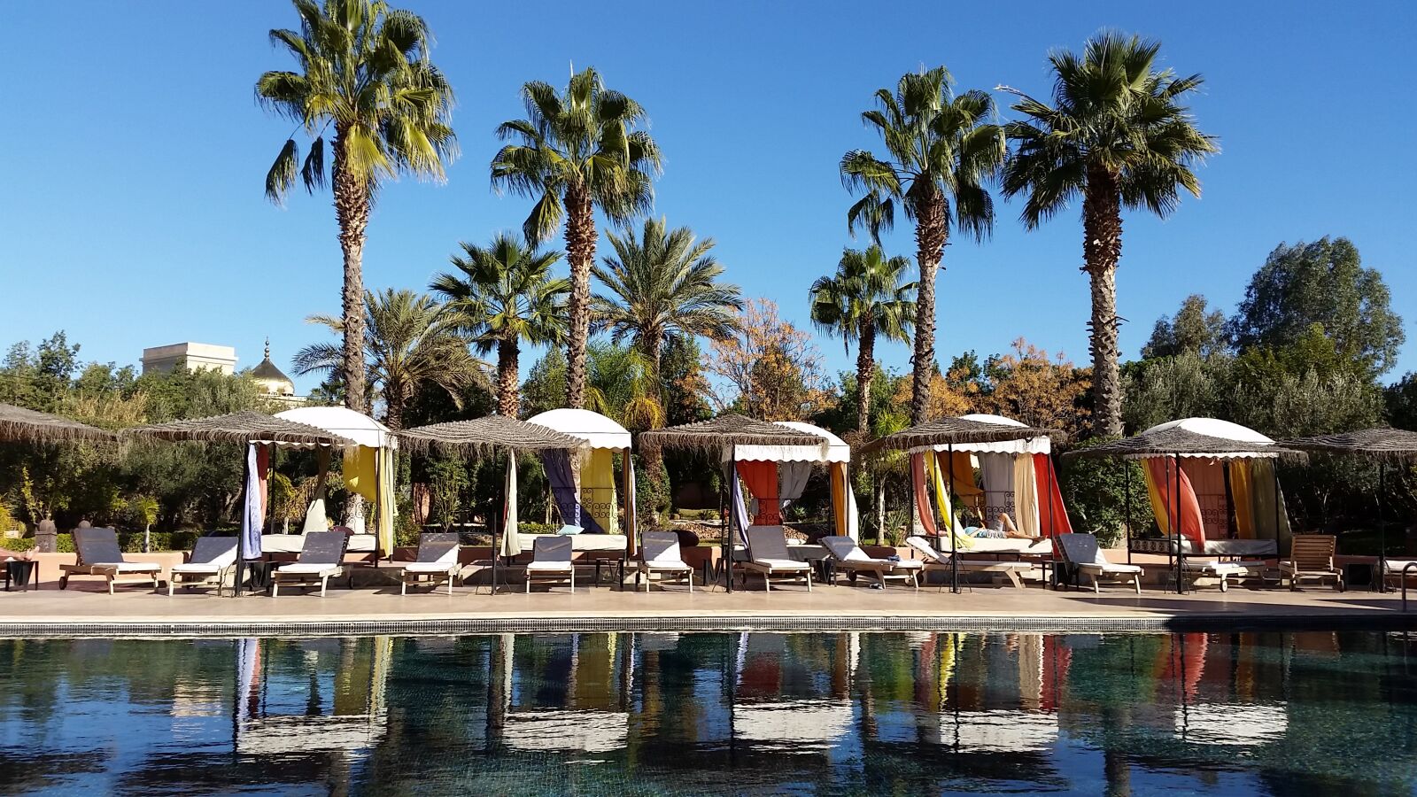 Samsung Galaxy S5 sample photo. Pool, palm trees, marrakech photography