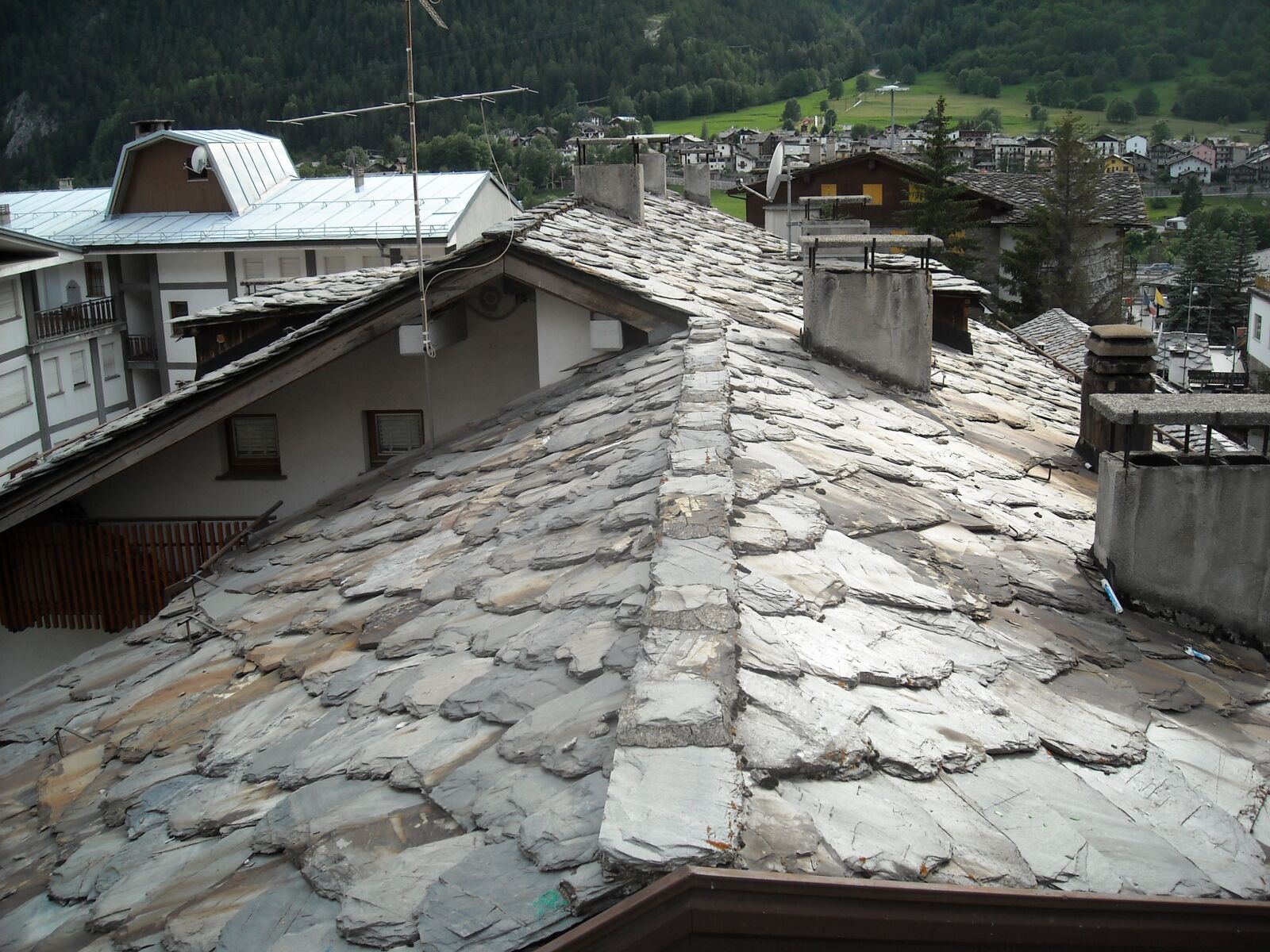 Nikon Coolpix L18 sample photo. Aosta, roofs, tiles photography