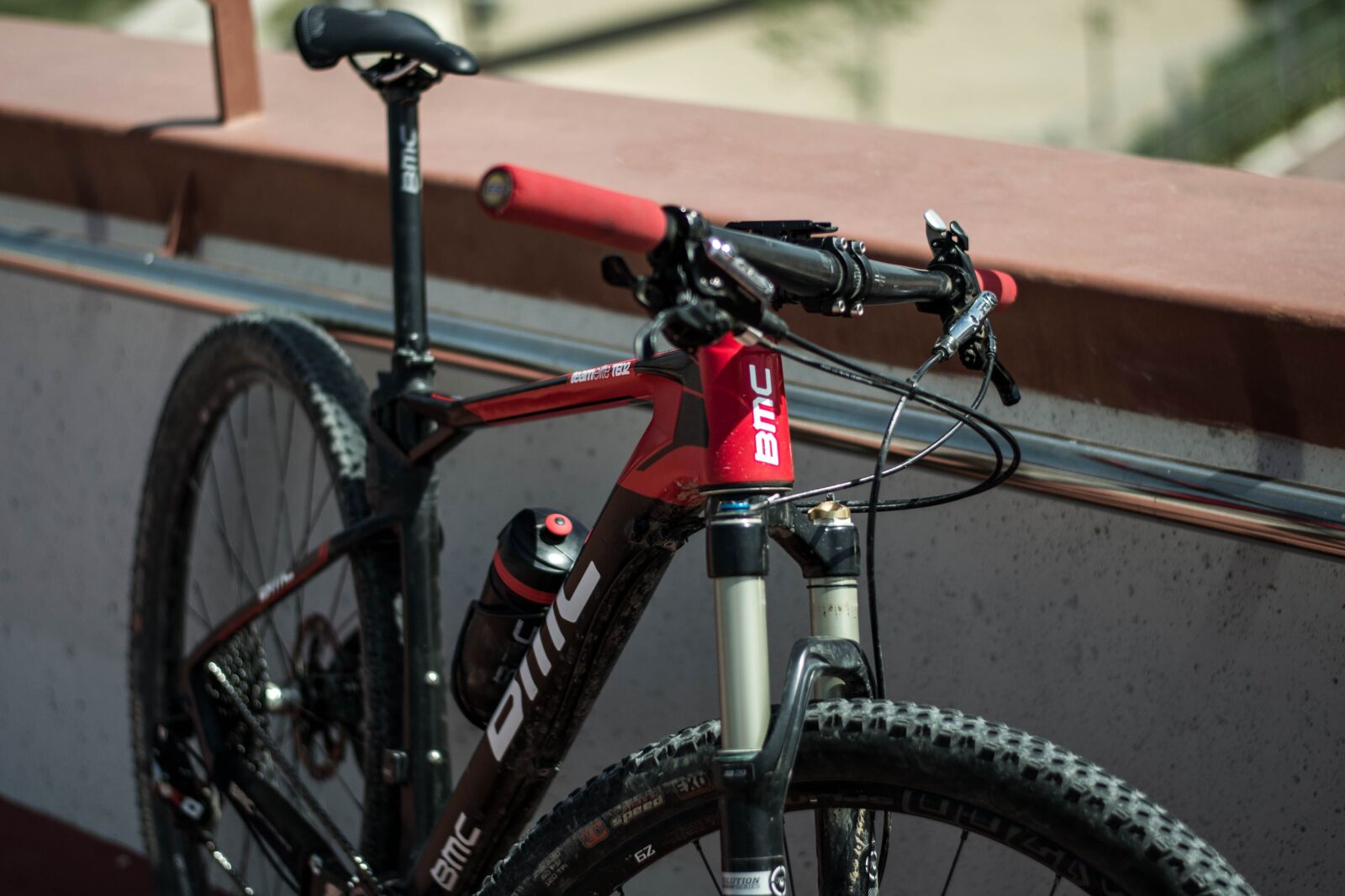 Nikon D3100 sample photo. Bicycle, red, wall photography