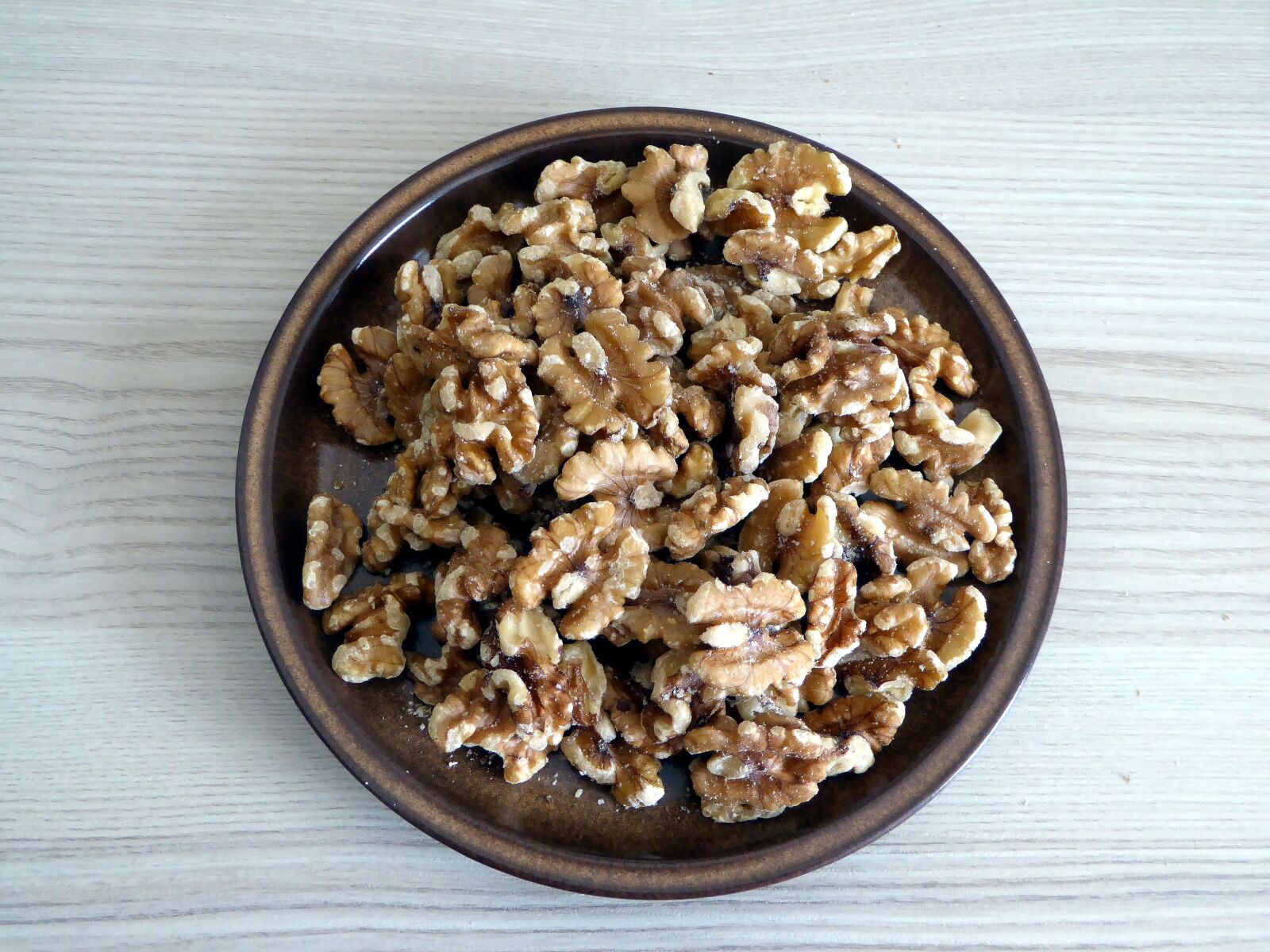 Panasonic DMC-TZ61 sample photo. Nuts, walnuts, food photography