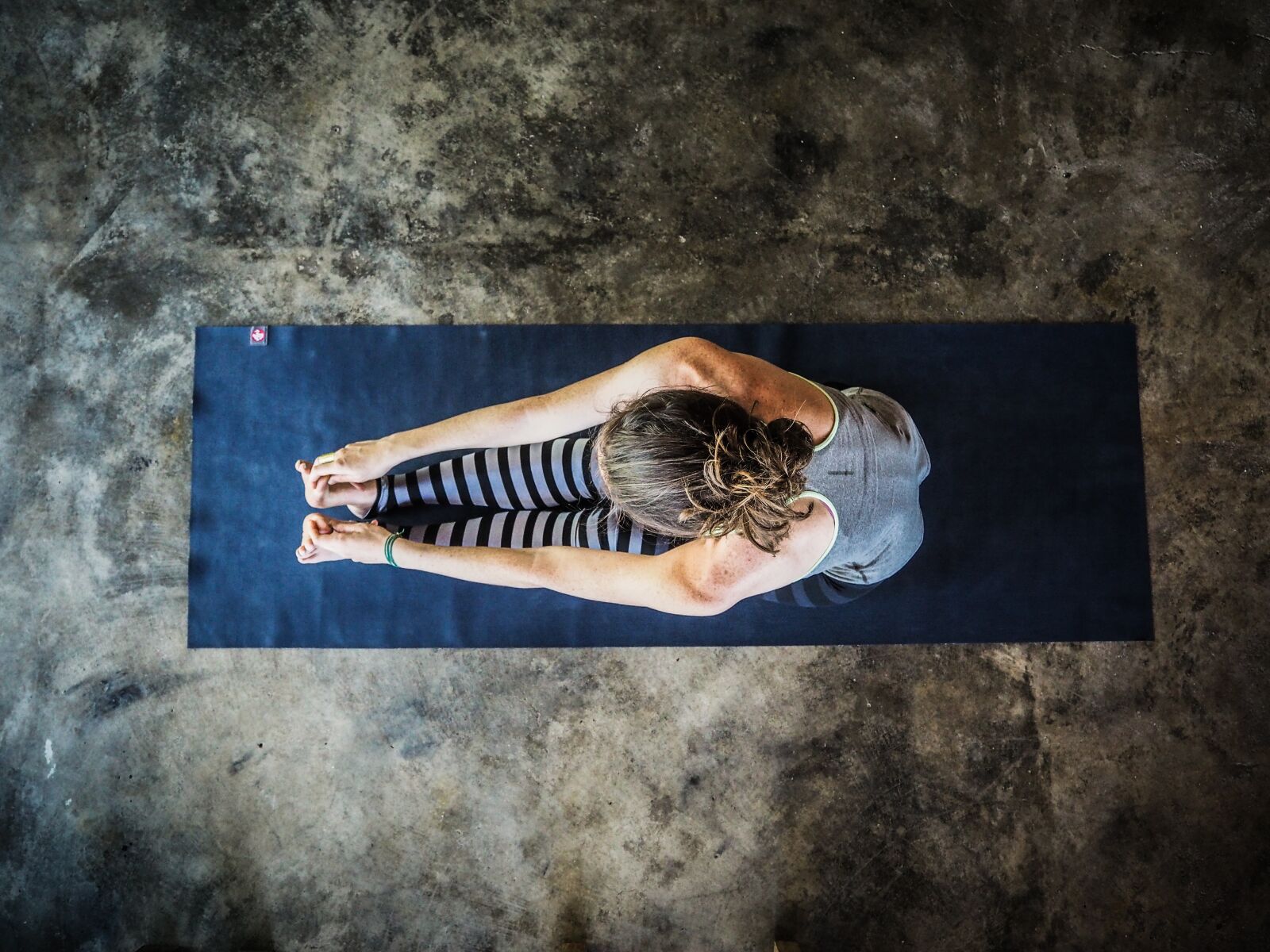 Olympus OM-D E-M10 II sample photo. Yoga, woman, mat photography