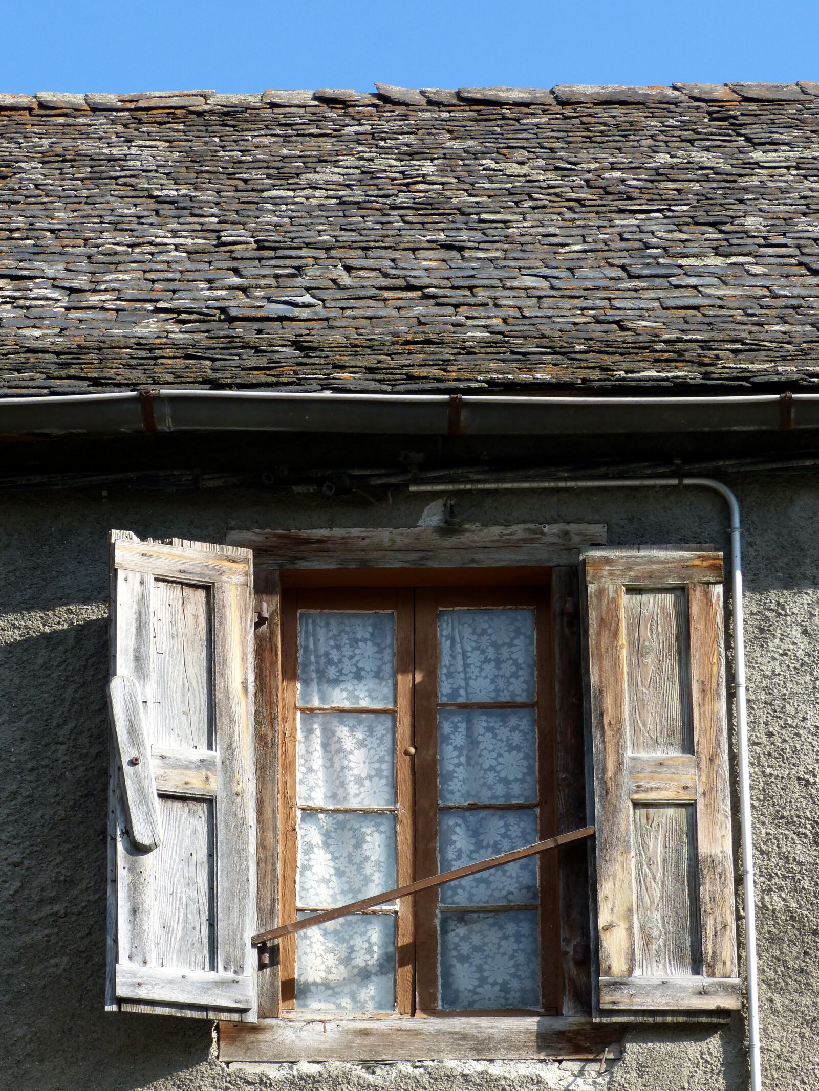 Panasonic DMC-FZ62 sample photo. Val d'aran, window, roof photography