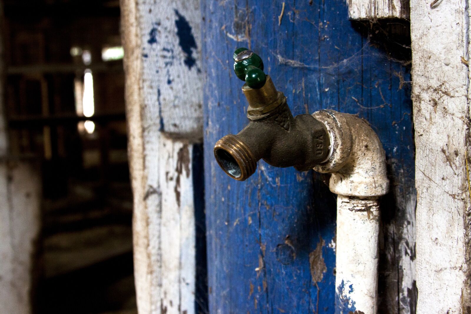 Canon EF 28-135mm F3.5-5.6 IS USM sample photo. Faucet, blue, hose bib photography