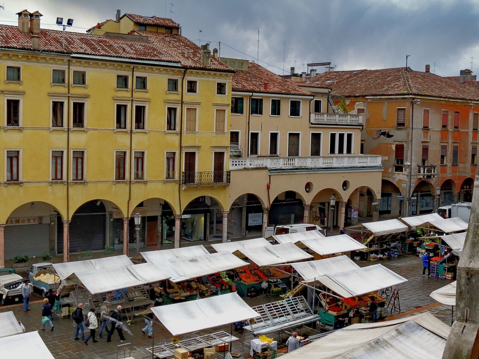 4.3 - 150.5 mm sample photo. Padova, market, city photography
