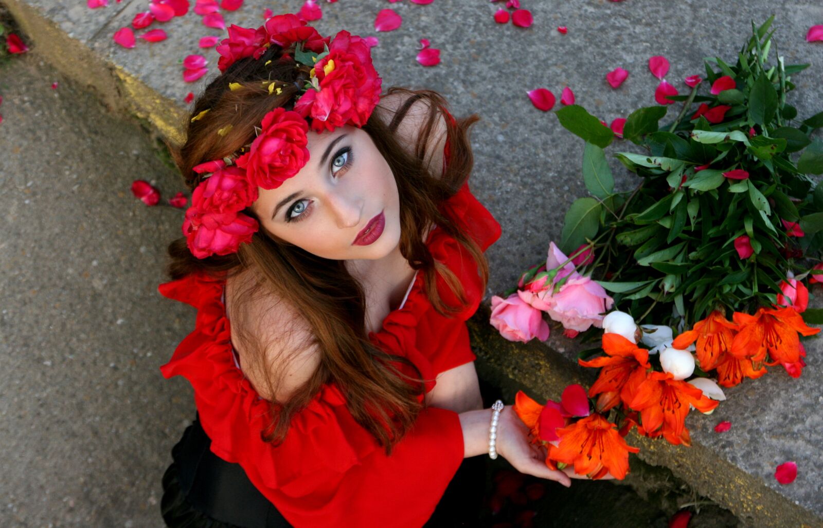 Canon EOS 400D (EOS Digital Rebel XTi / EOS Kiss Digital X) sample photo. Girl, flowers, wreath photography