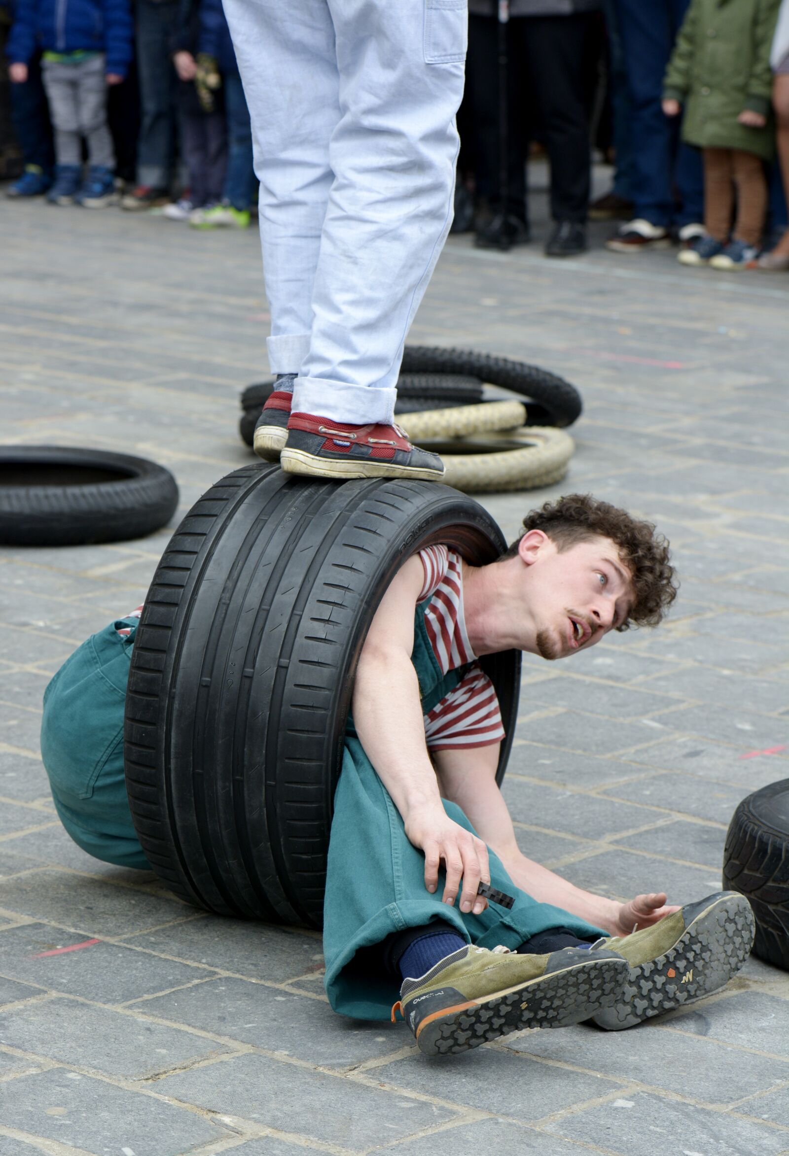 Nikon D7100 sample photo. Street entertainment, car tyres photography