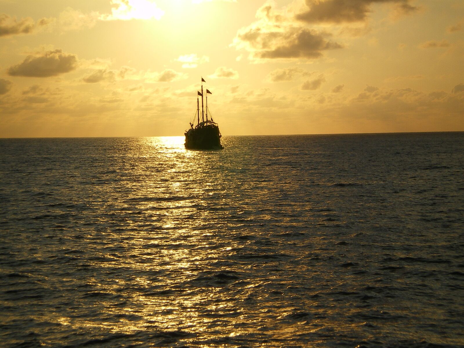 Pentax OPTIO M30 sample photo. Boat, sea, port photography