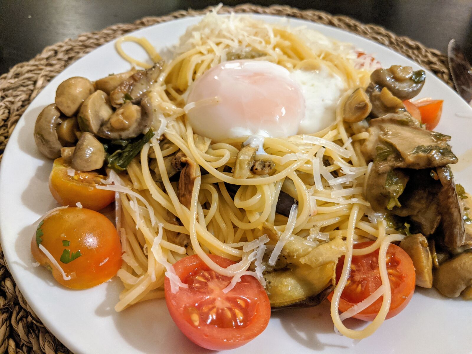 Google Pixel 2 XL sample photo. Egg, noodles, tomatoes photography