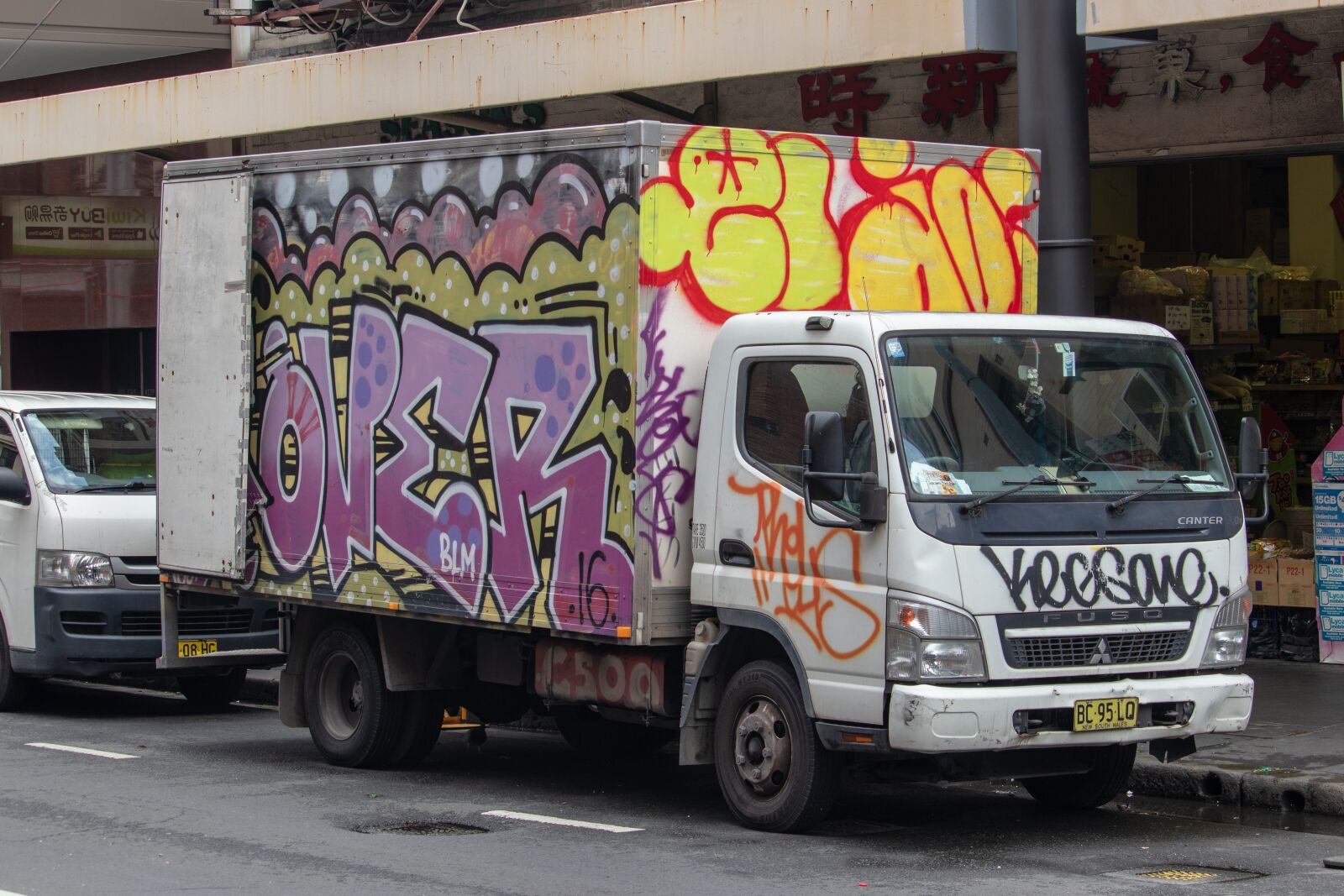 Canon EOS 200D (EOS Rebel SL2 / EOS Kiss X9) sample photo. Graffiti, truck, old photography