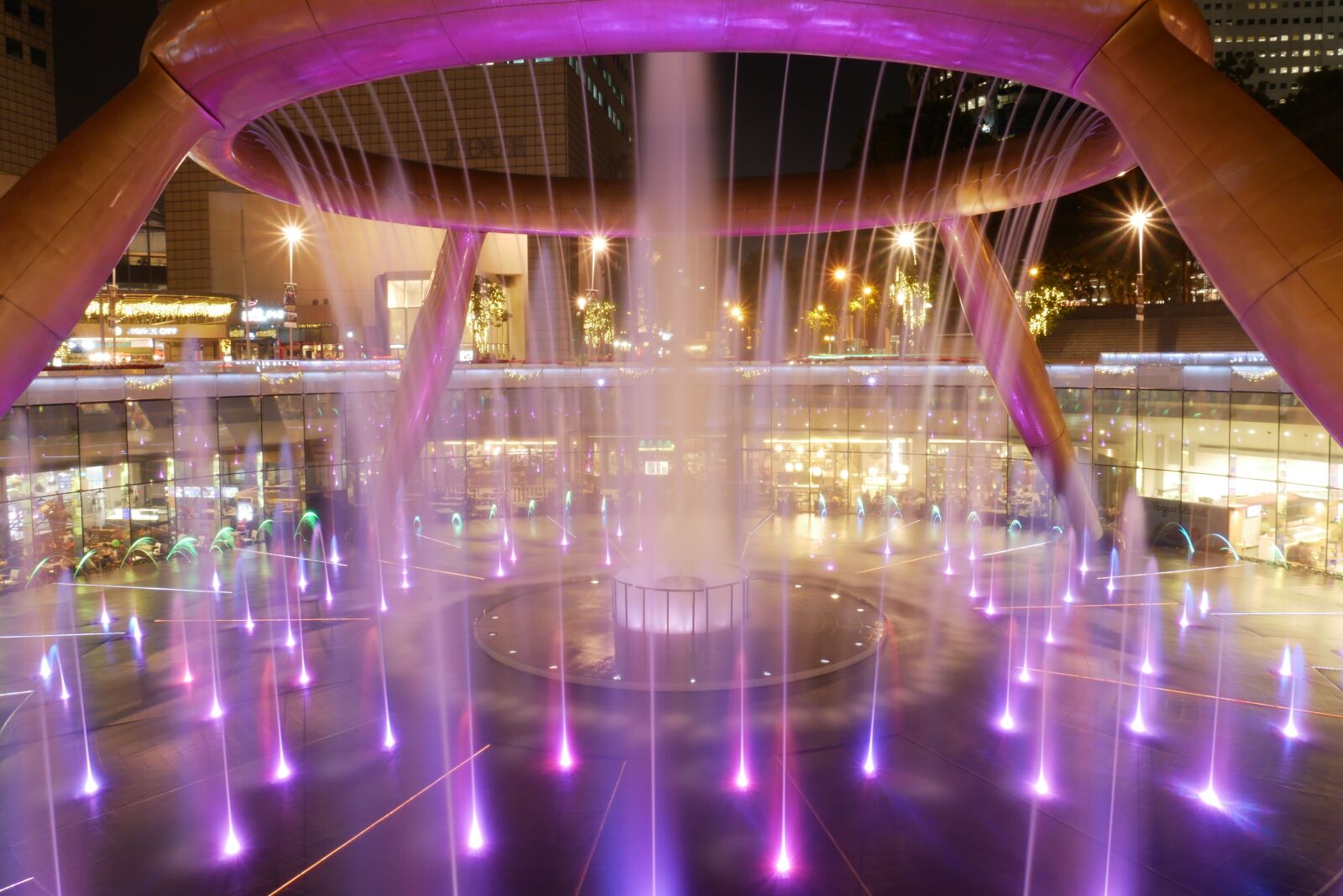 Panasonic Lumix DMC-GX85 (Lumix DMC-GX80 / Lumix DMC-GX7 Mark II) sample photo. Singapore, suntec city, fountain photography