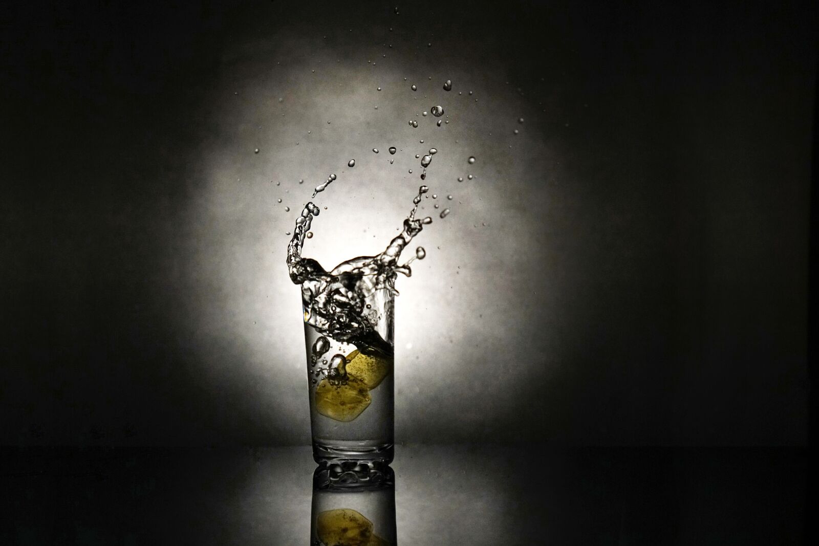 Sony a7R II + Sony FE 24-70mm F2.8 GM sample photo. Water, drops, shed photography