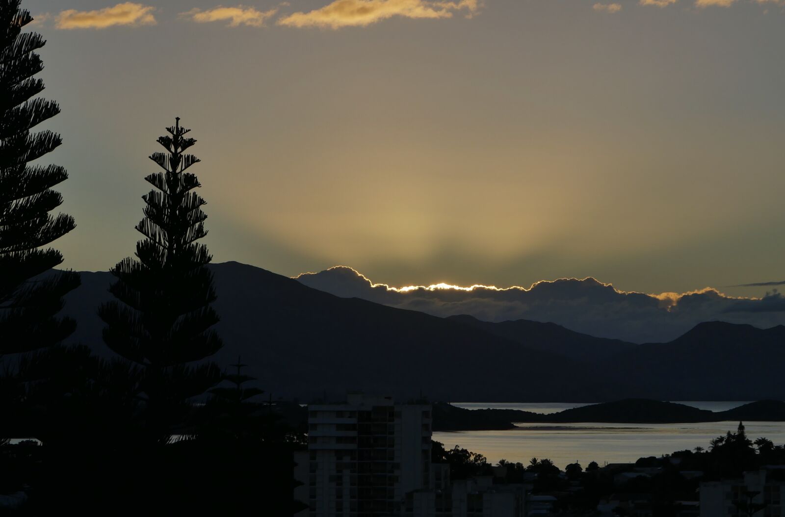 Panasonic Lumix DMC-G85 (Lumix DMC-G80) sample photo. Sky, new caledonia, clouds photography
