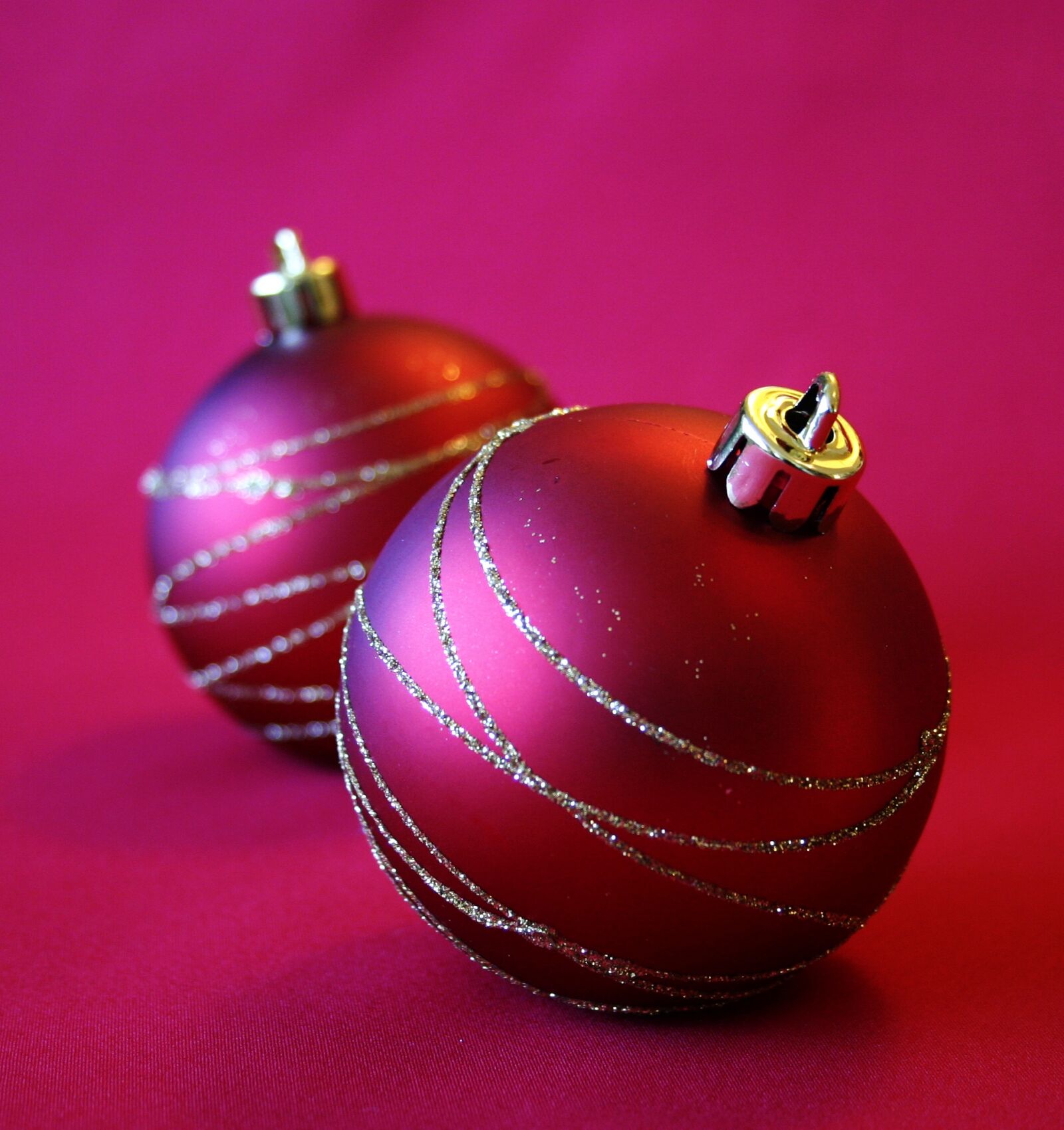 Canon EOS 300D (EOS Digital Rebel / EOS Kiss Digital) sample photo. Christmas decorations, balls, red photography