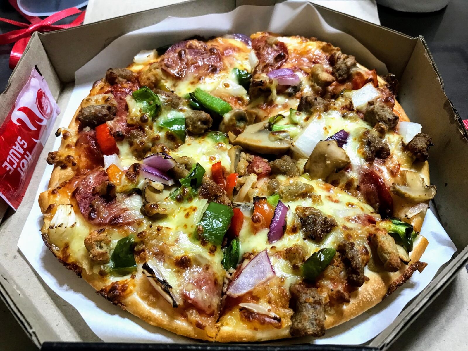 iPhone 7 back camera 3.99mm f/1.8 sample photo. Pizza, delicious, food photography