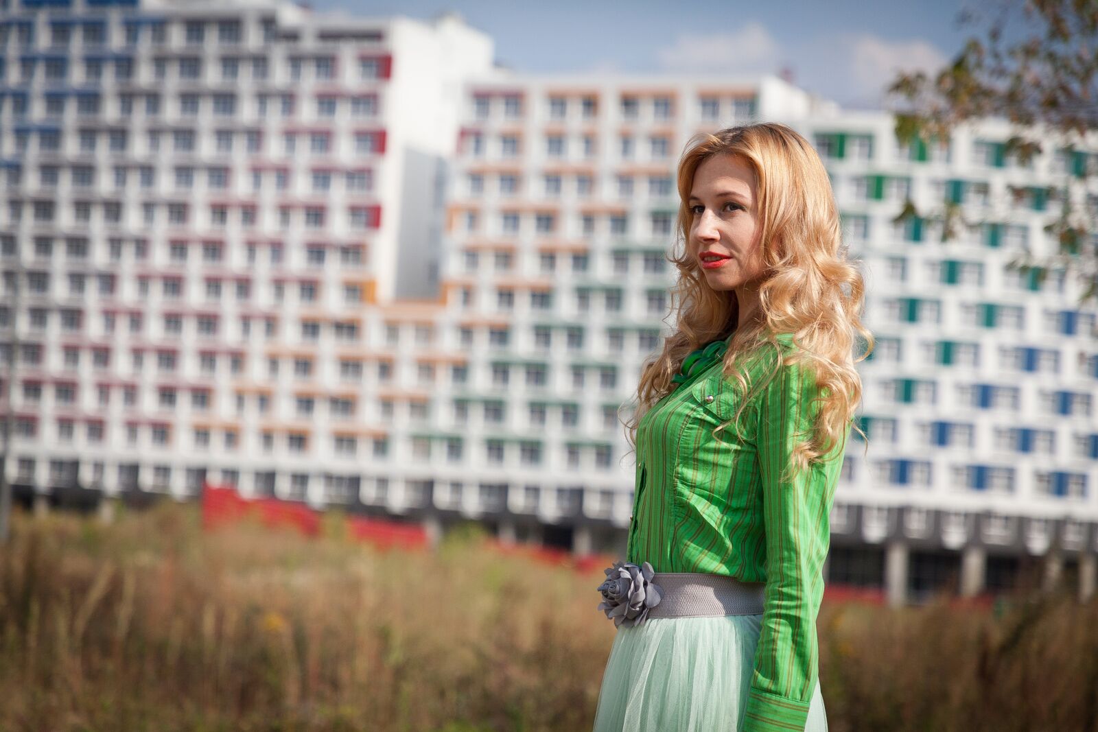 Canon EF 24-105mm F4L IS II USM sample photo. Skirt, blouse, city photography