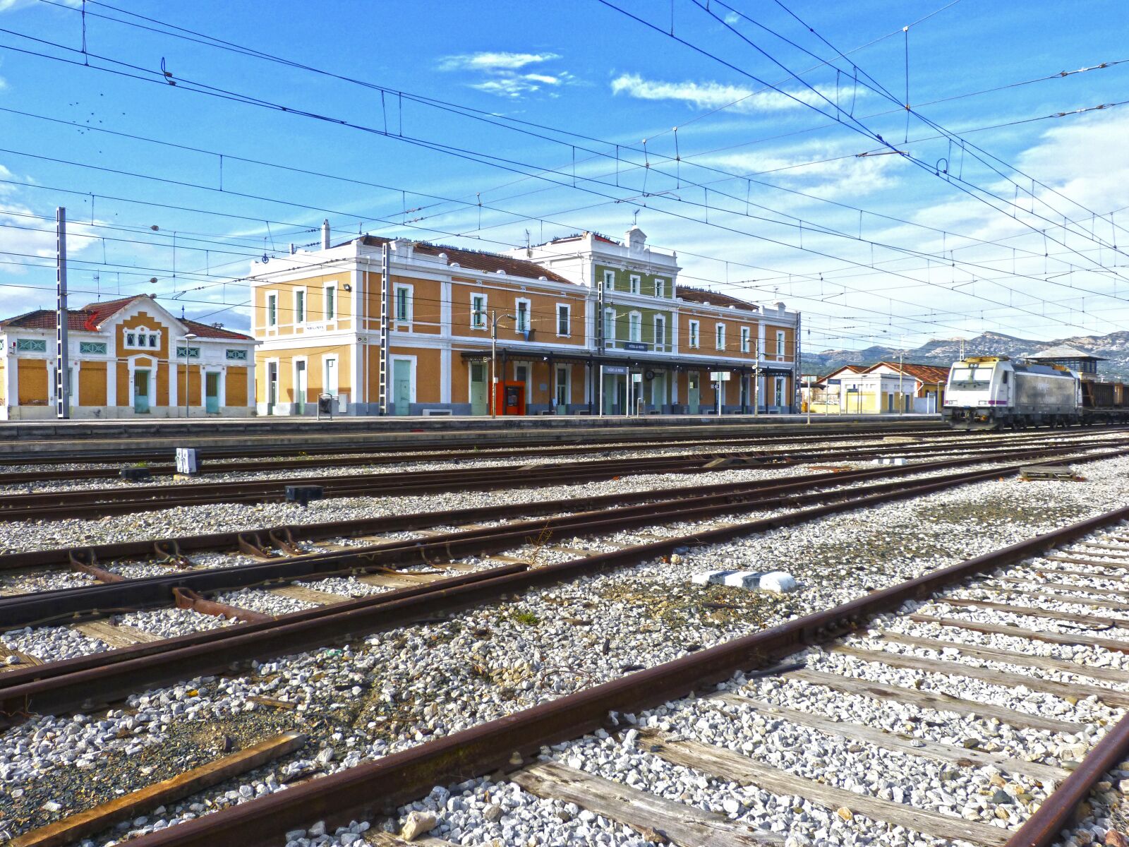 Panasonic DMC-FZ62 sample photo. Train station, pathways, m photography