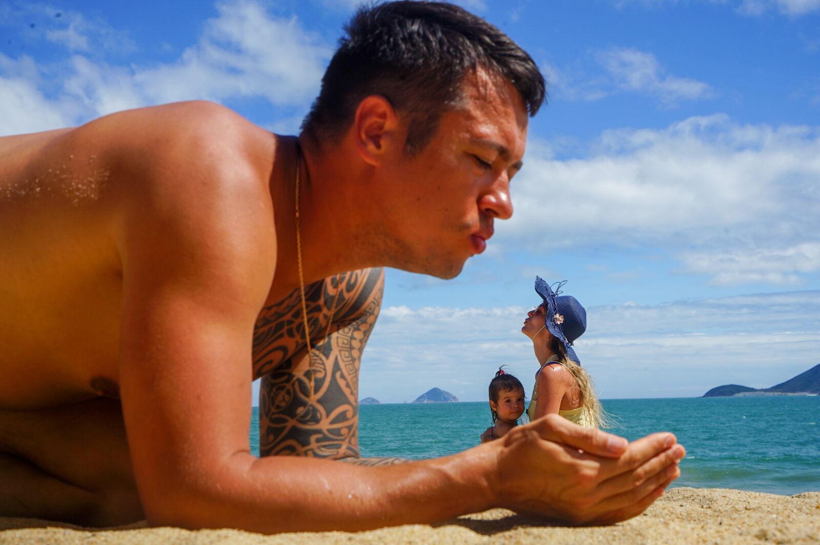 Sony a7 II + Sony Vario Tessar T* FE 24-70mm F4 ZA OSS sample photo. Unusual photo, sea, beach photography