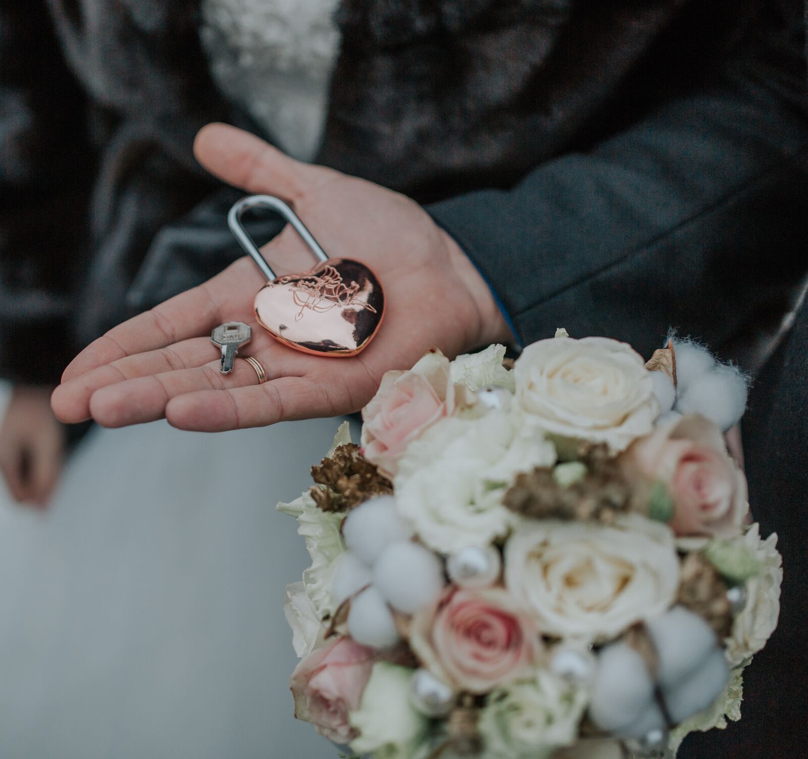 Canon EOS 5D Mark III sample photo. Castle, key, bouquet photography