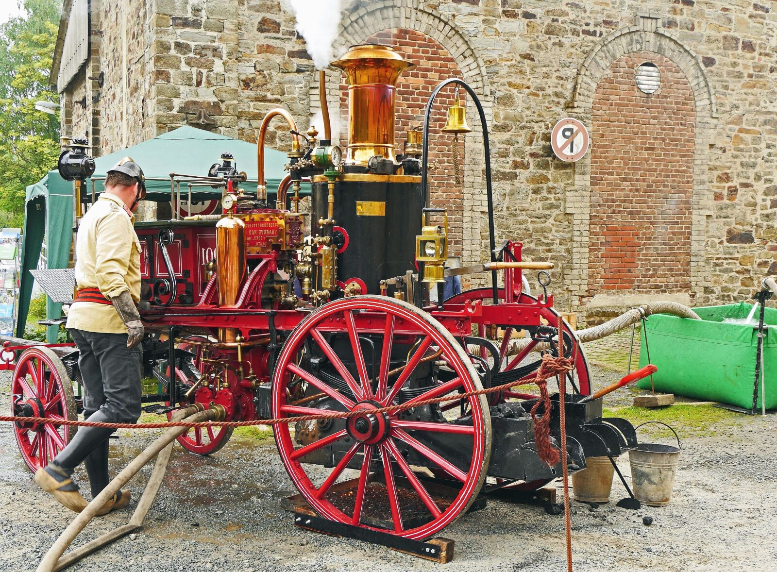 Panasonic Lumix DMC-GH3 sample photo. Machine, fireman, pump, antique photography
