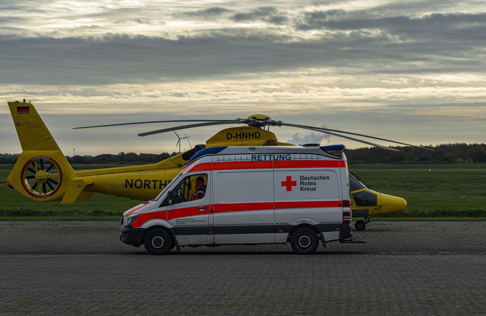 Sony a6000 + Sony Vario-Tessar T* E 16-70mm F4 ZA OSS sample photo. Helicopter, ambulance, rescue photography