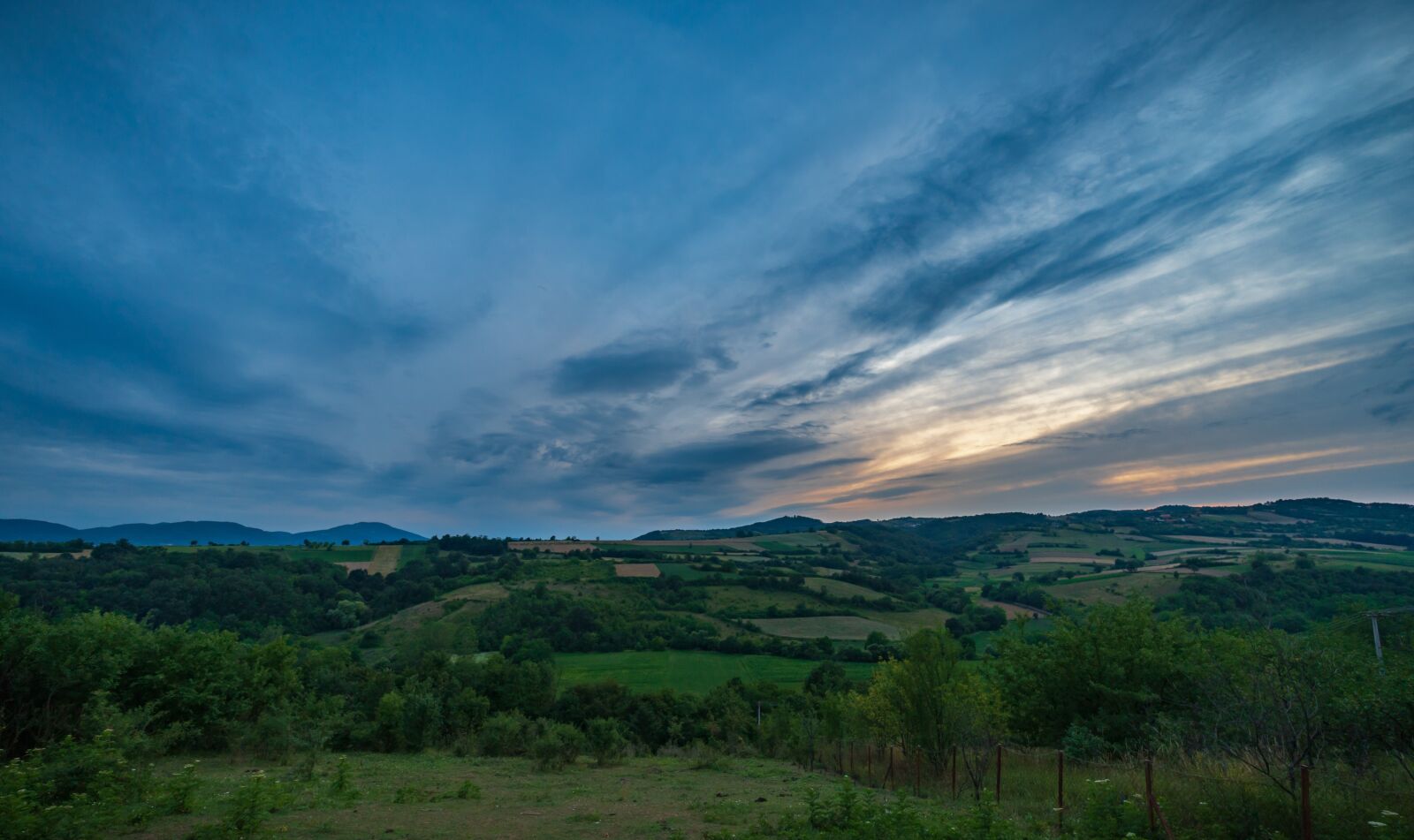 Sony E 10-18mm F4 OSS sample photo. Clouds, sky, evening photography