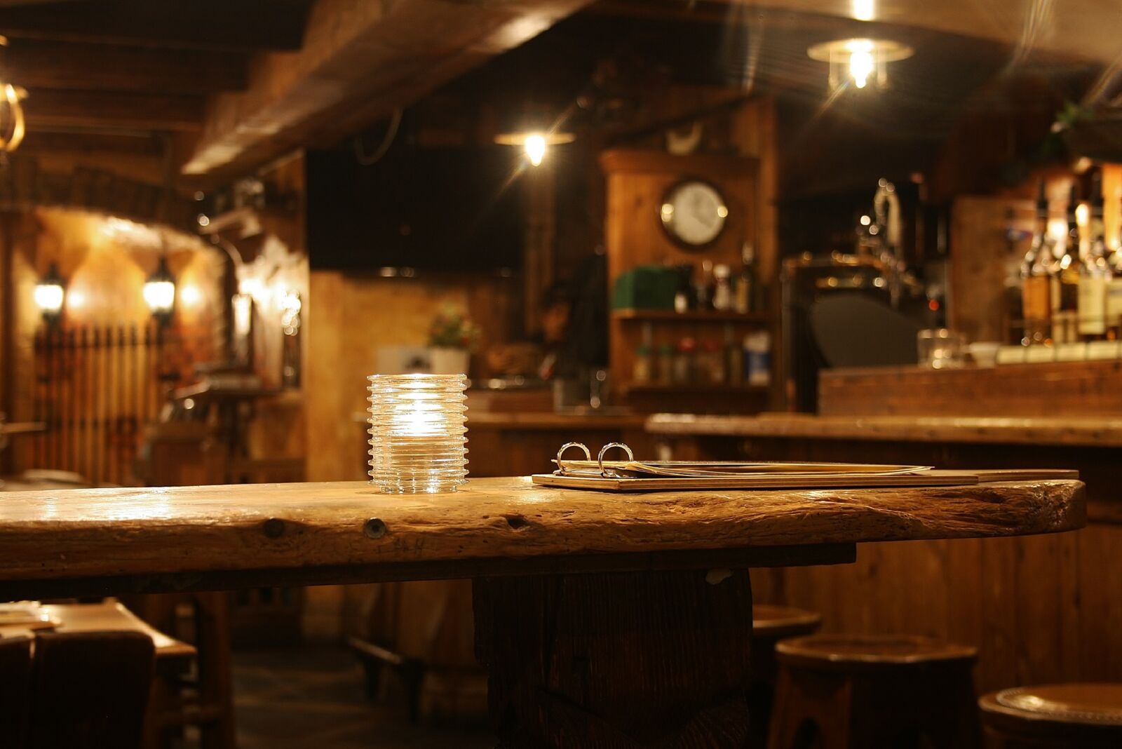 Canon EOS 400D (EOS Digital Rebel XTi / EOS Kiss Digital X) sample photo. Bar, pub, cozy photography