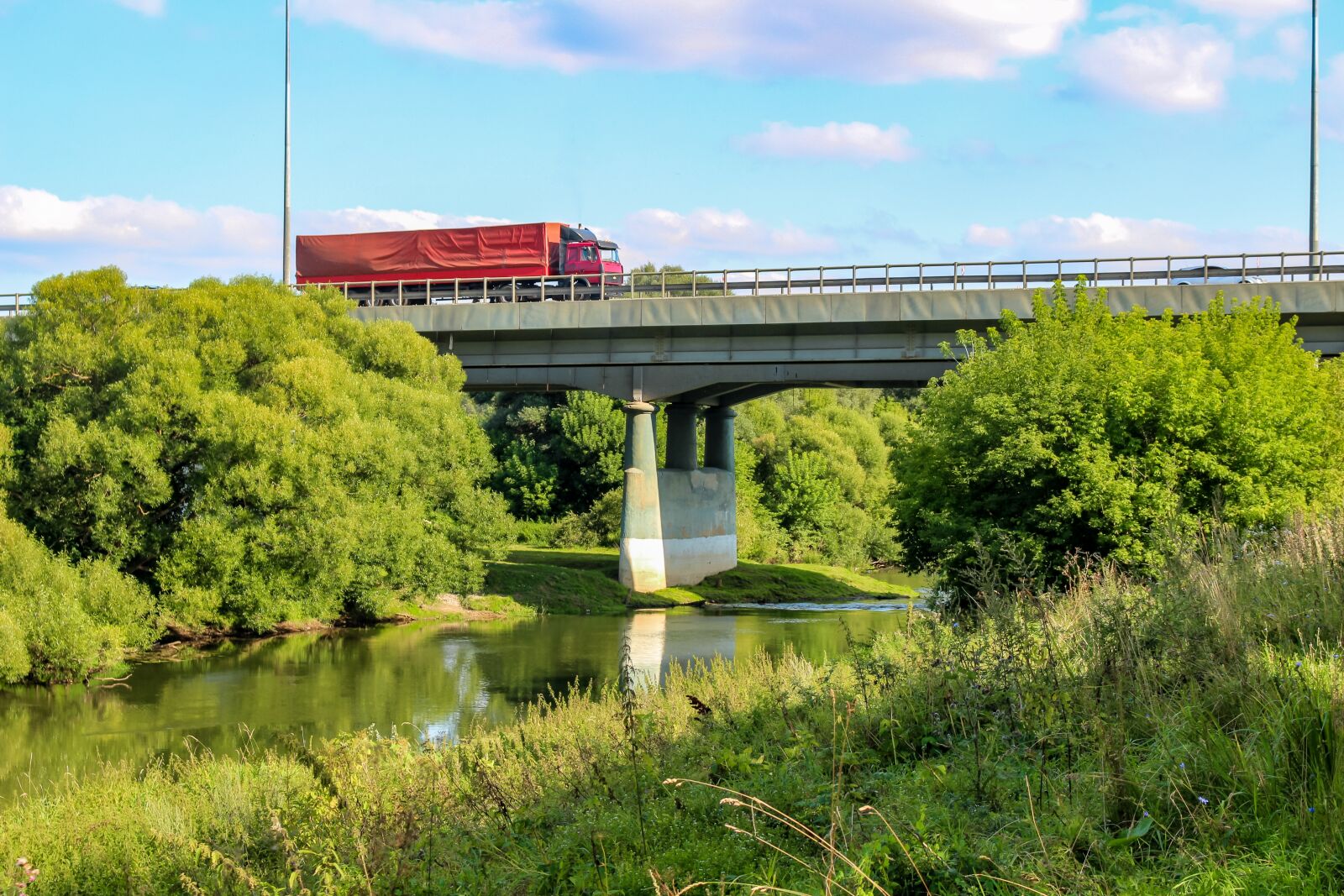 Canon EOS 100D (EOS Rebel SL1 / EOS Kiss X7) sample photo. Bridge, car, river photography