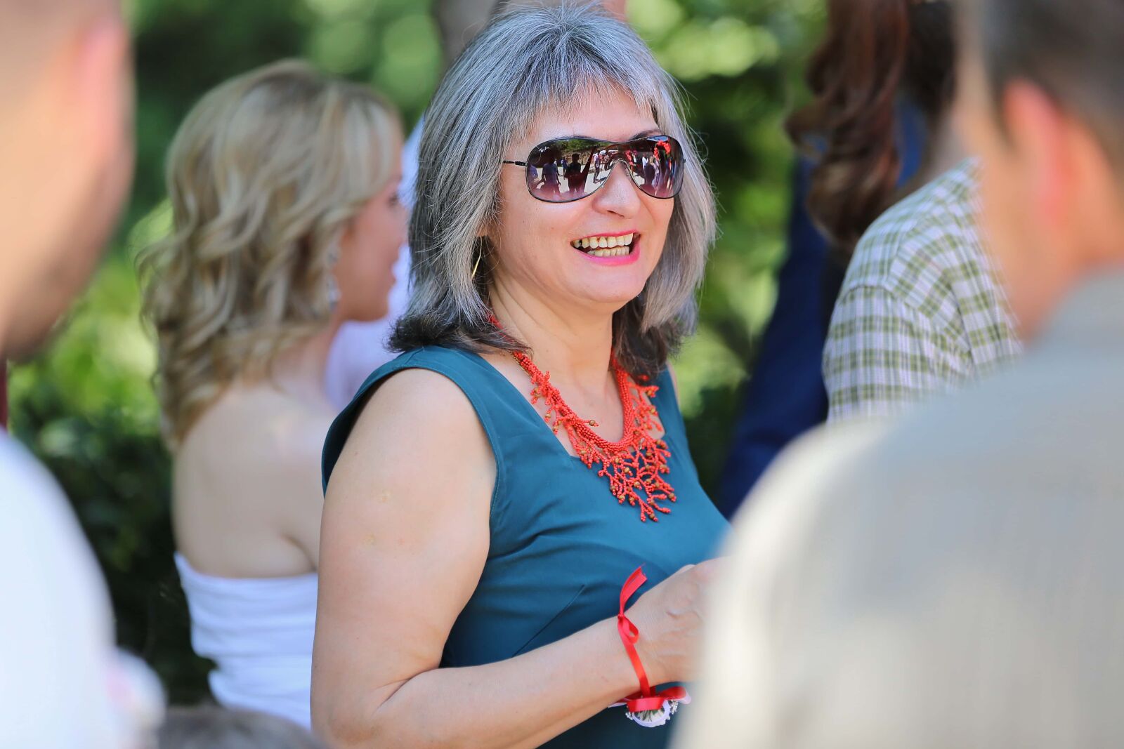 Canon EF 70-200mm F2.8L IS II USM sample photo. Sunglasses, lady, smile, meeting photography