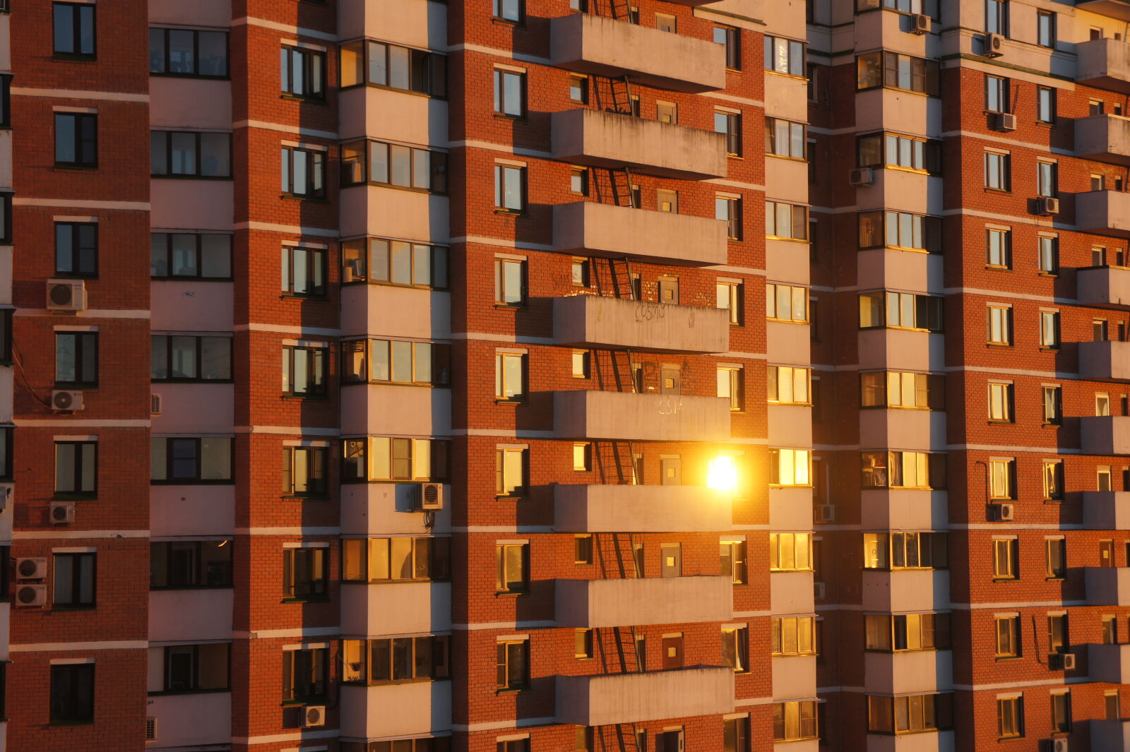 Sony E 18-55mm F3.5-5.6 OSS sample photo. Building, orange, sun, windows photography