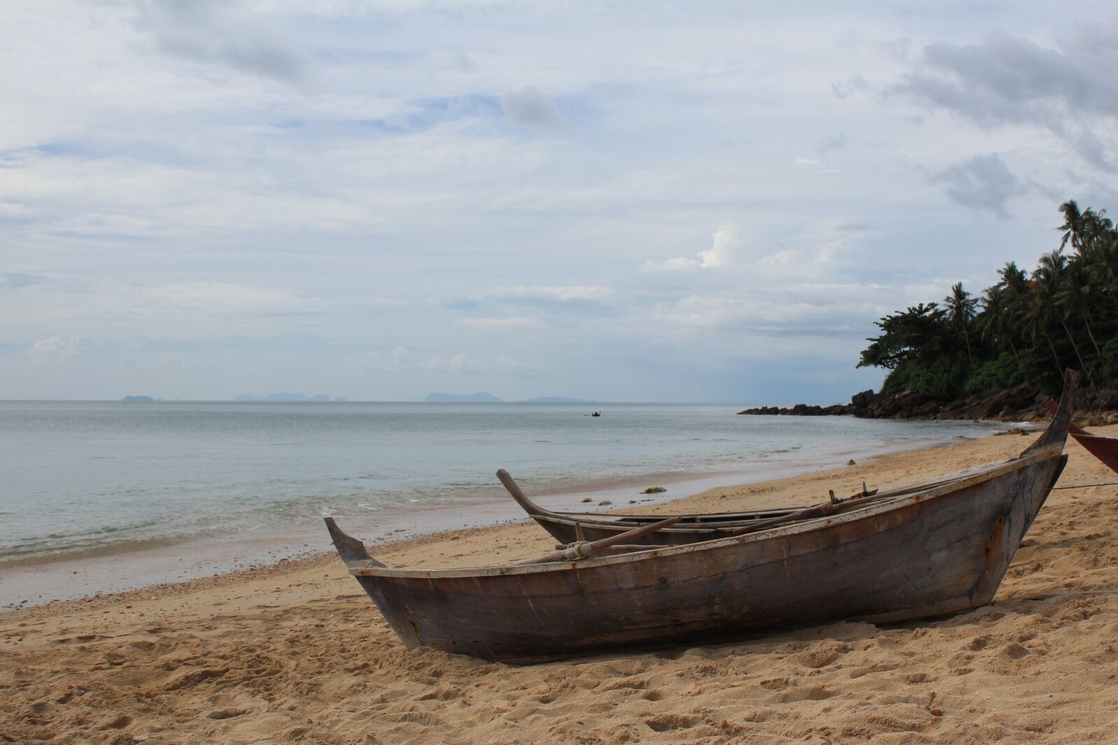 Canon EOS 600D (Rebel EOS T3i / EOS Kiss X5) sample photo. Beach, sand, boats photography