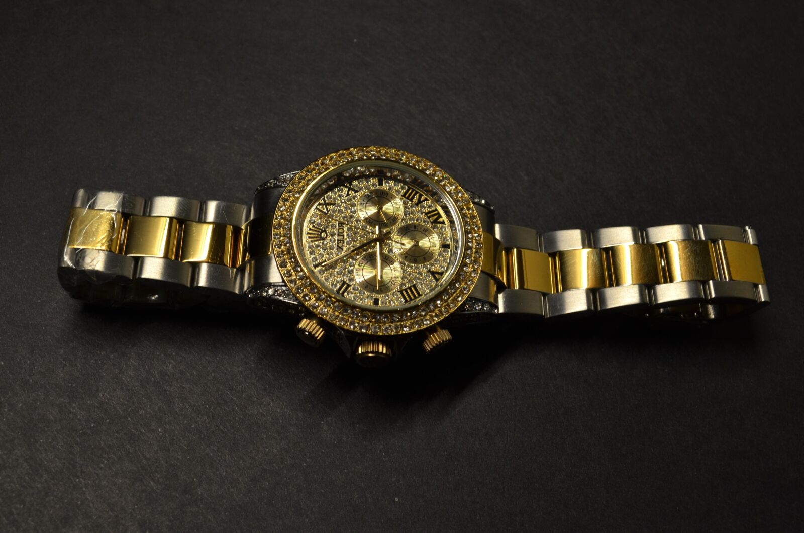 Nikon D5100 sample photo. Expensive, wristwatch, gold, luxury photography
