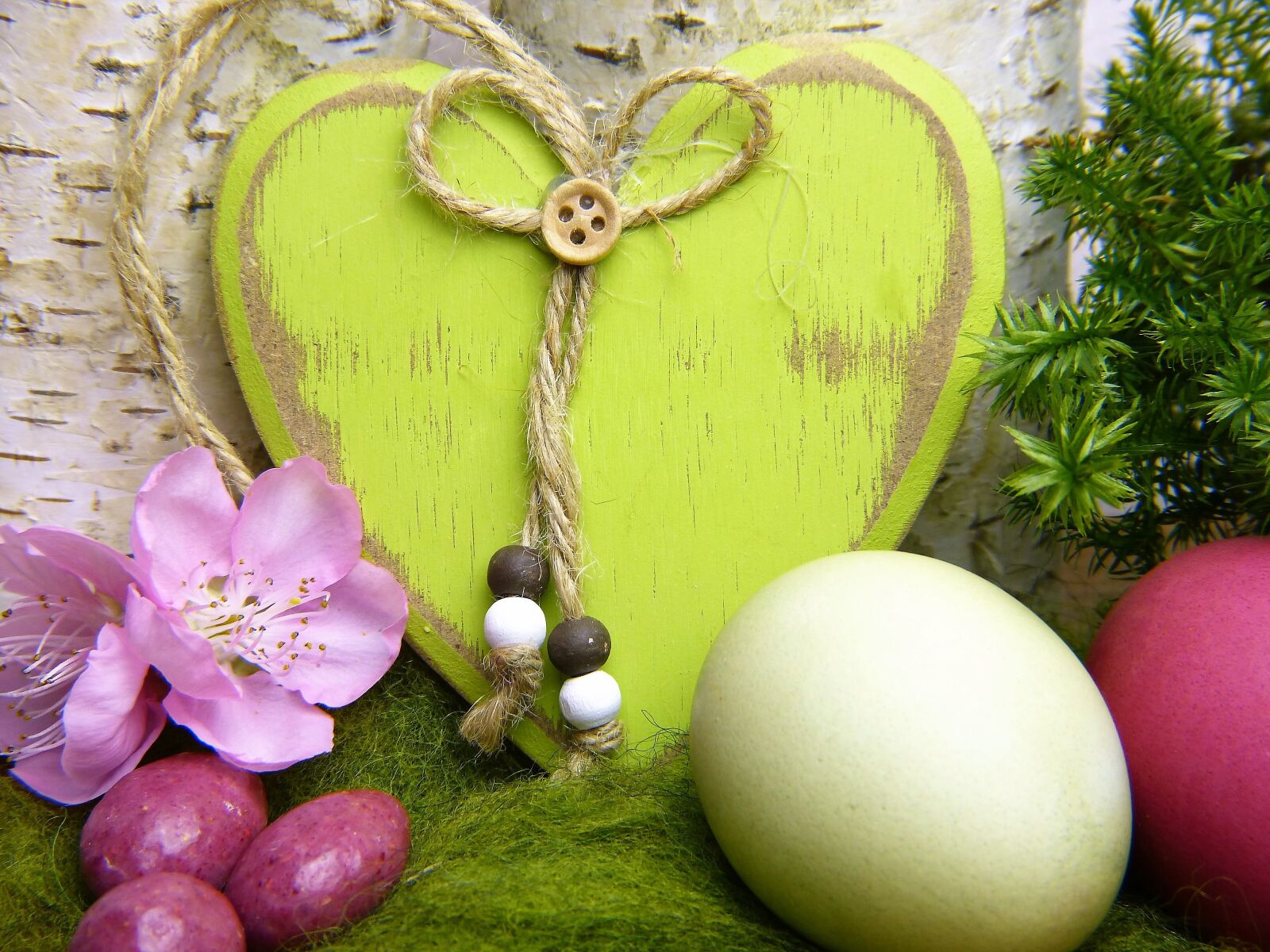 Panasonic Lumix DMC-FZ150 sample photo. Heart, wood, green photography