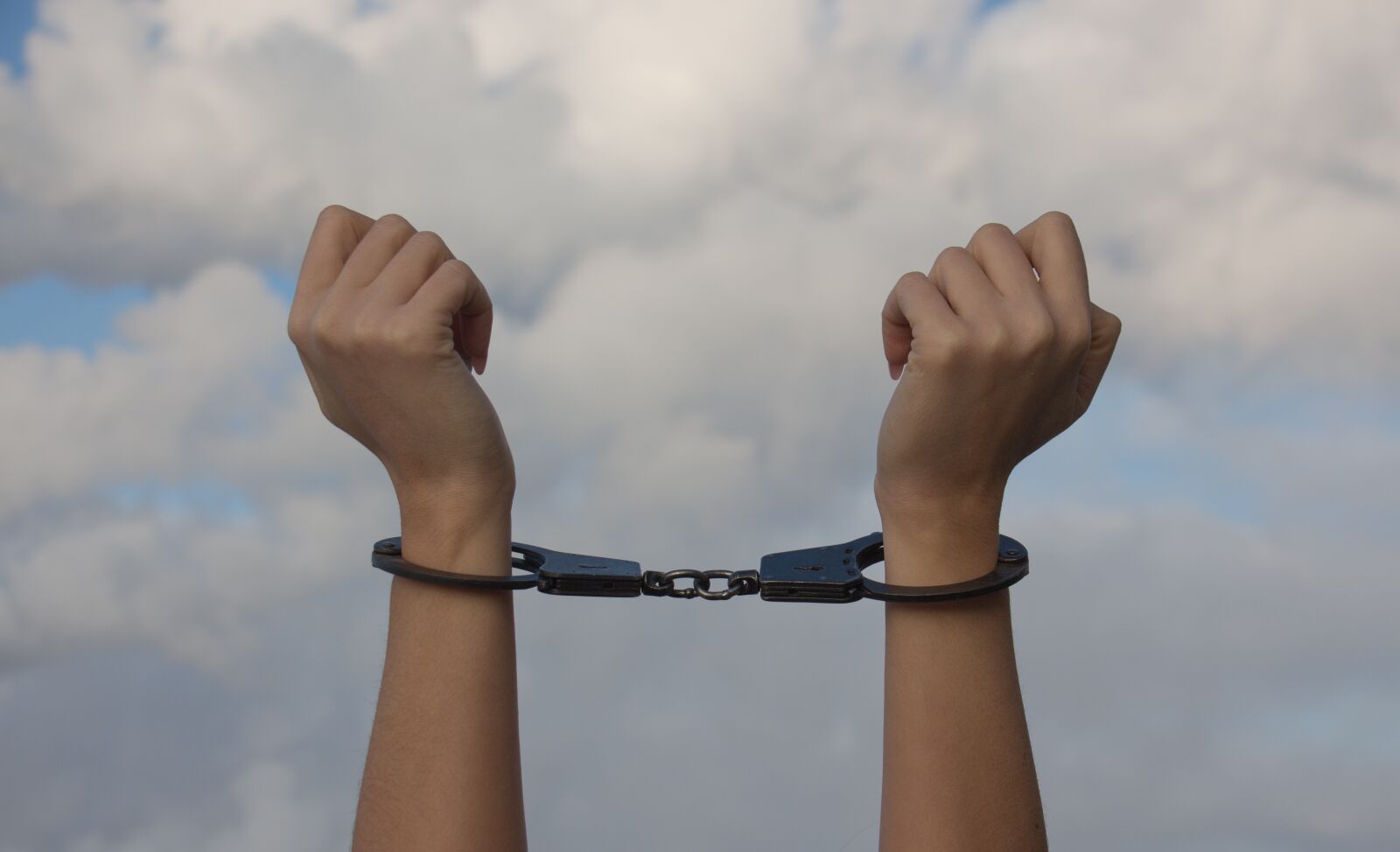 Canon EOS 650D (EOS Rebel T4i / EOS Kiss X6i) sample photo. Hands, women, chained photography