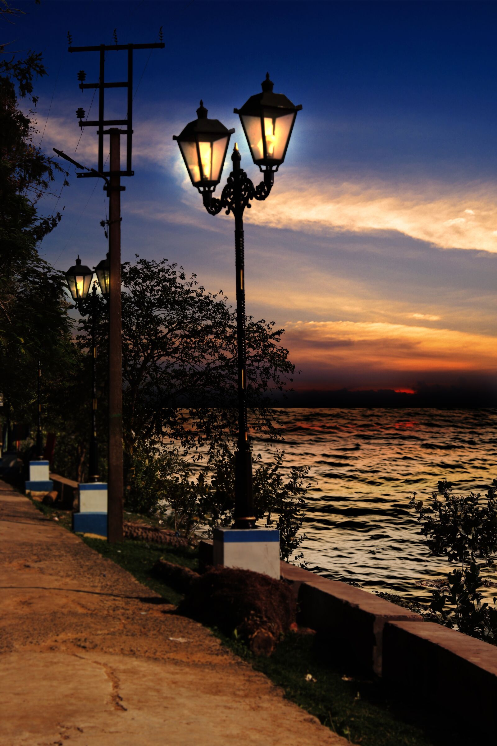 Canon EOS 1300D (EOS Rebel T6 / EOS Kiss X80) sample photo. Sunset, lamp post, sea photography