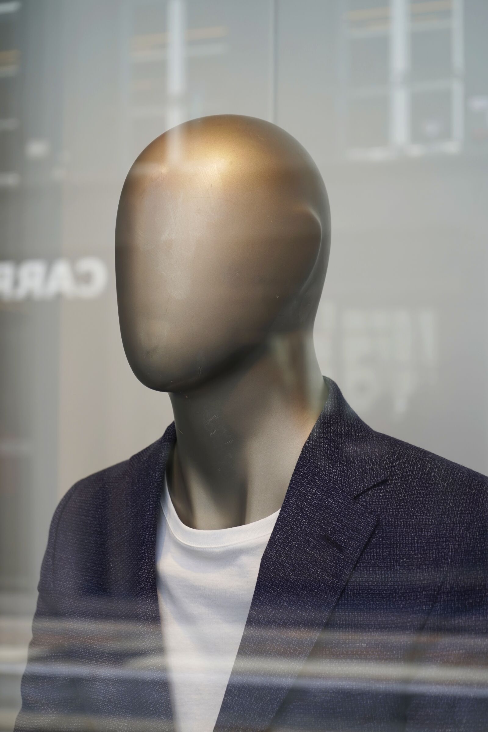 Sony FE 28-70mm F3.5-5.6 OSS sample photo. Pop, mannequin, shop photography