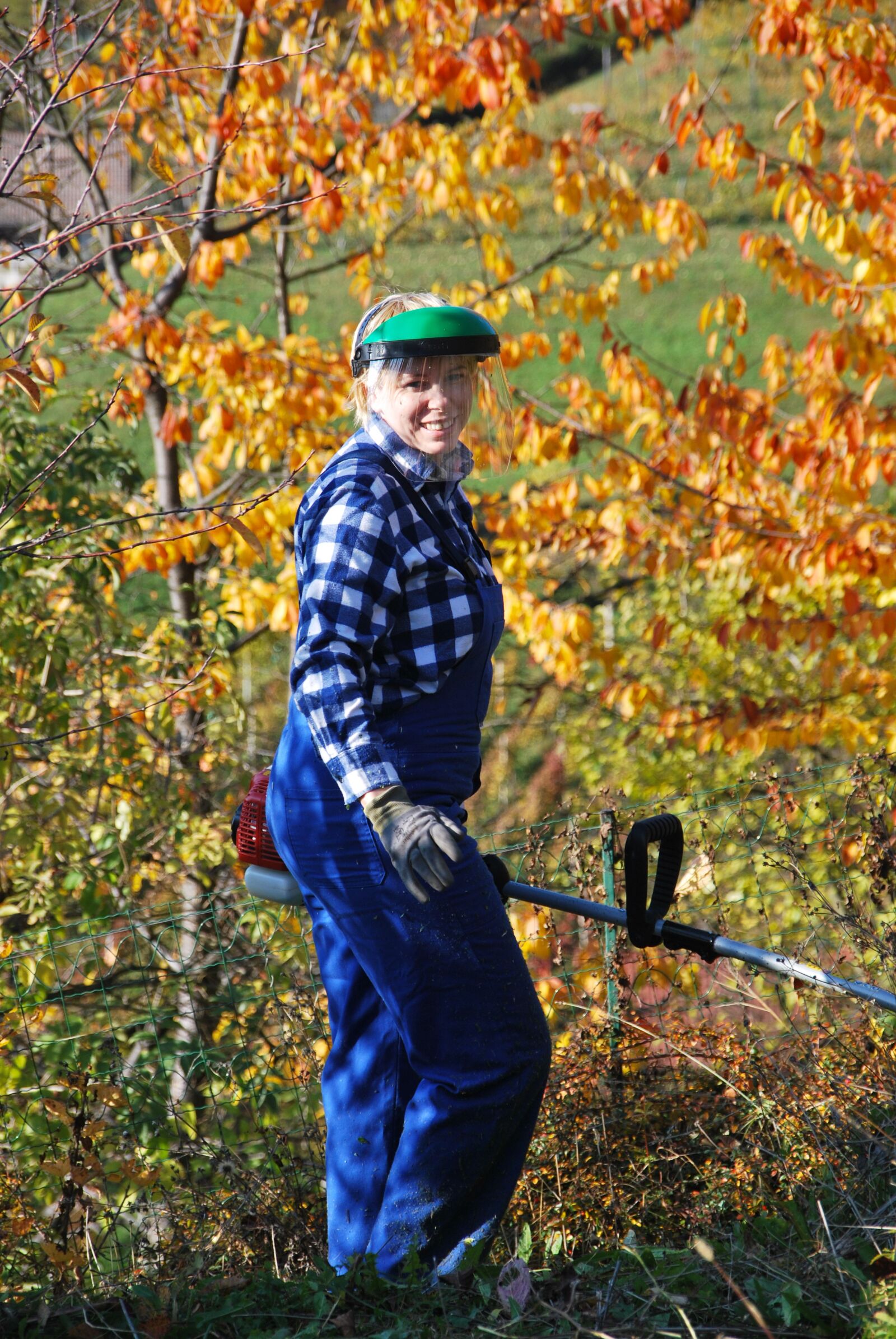 Nikon D60 sample photo. Woman, working, garden photography