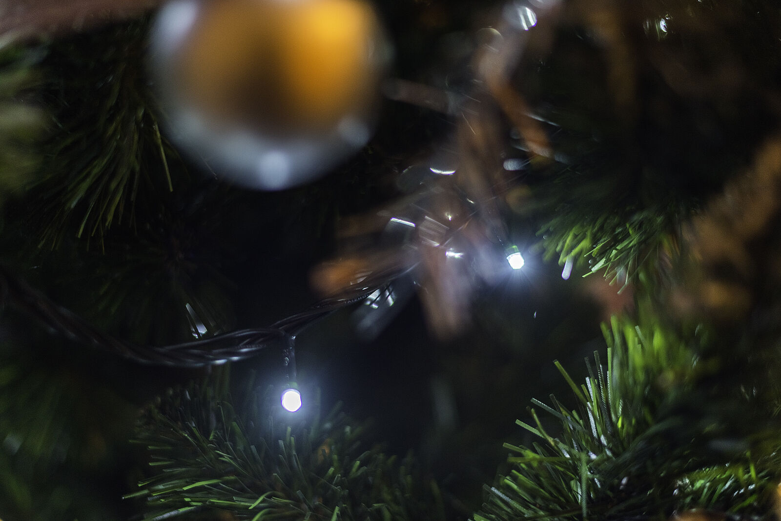 Nikon D610 + Nikon AF-S Nikkor 50mm F1.4G sample photo. Christmas, lopta, rozmazat, slavnost photography