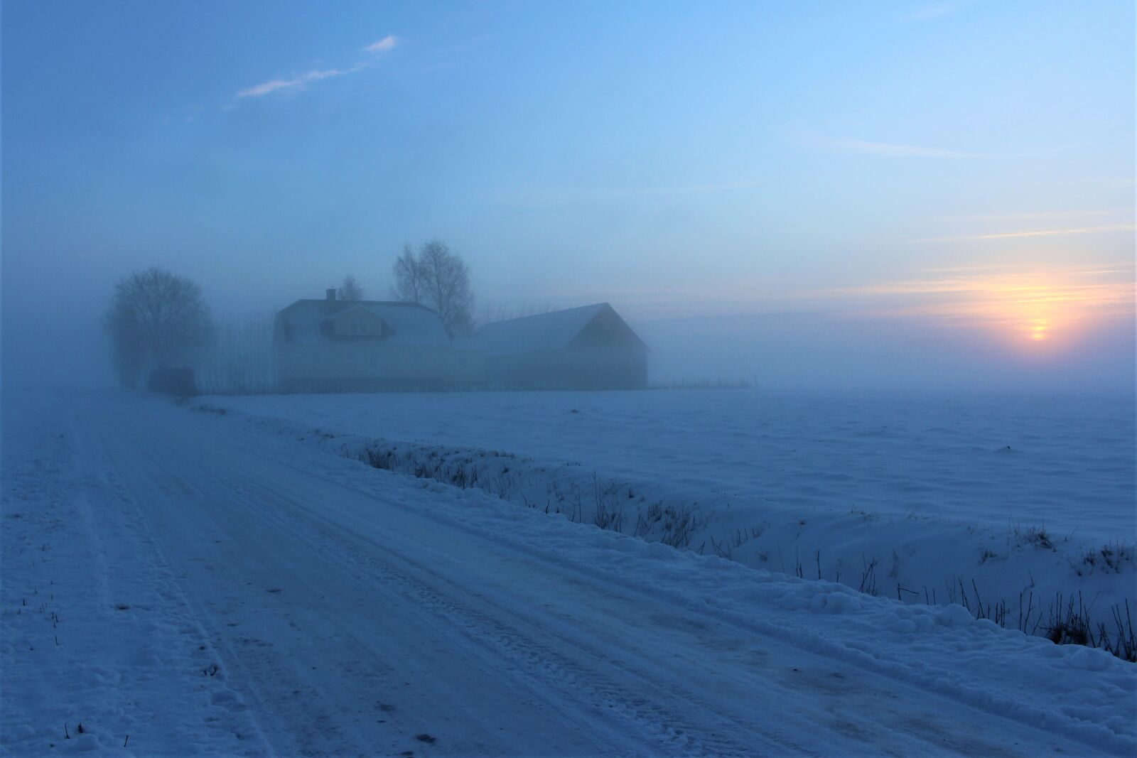 Canon EOS 700D (EOS Rebel T5i / EOS Kiss X7i) sample photo. Mist, hazy, winter photography
