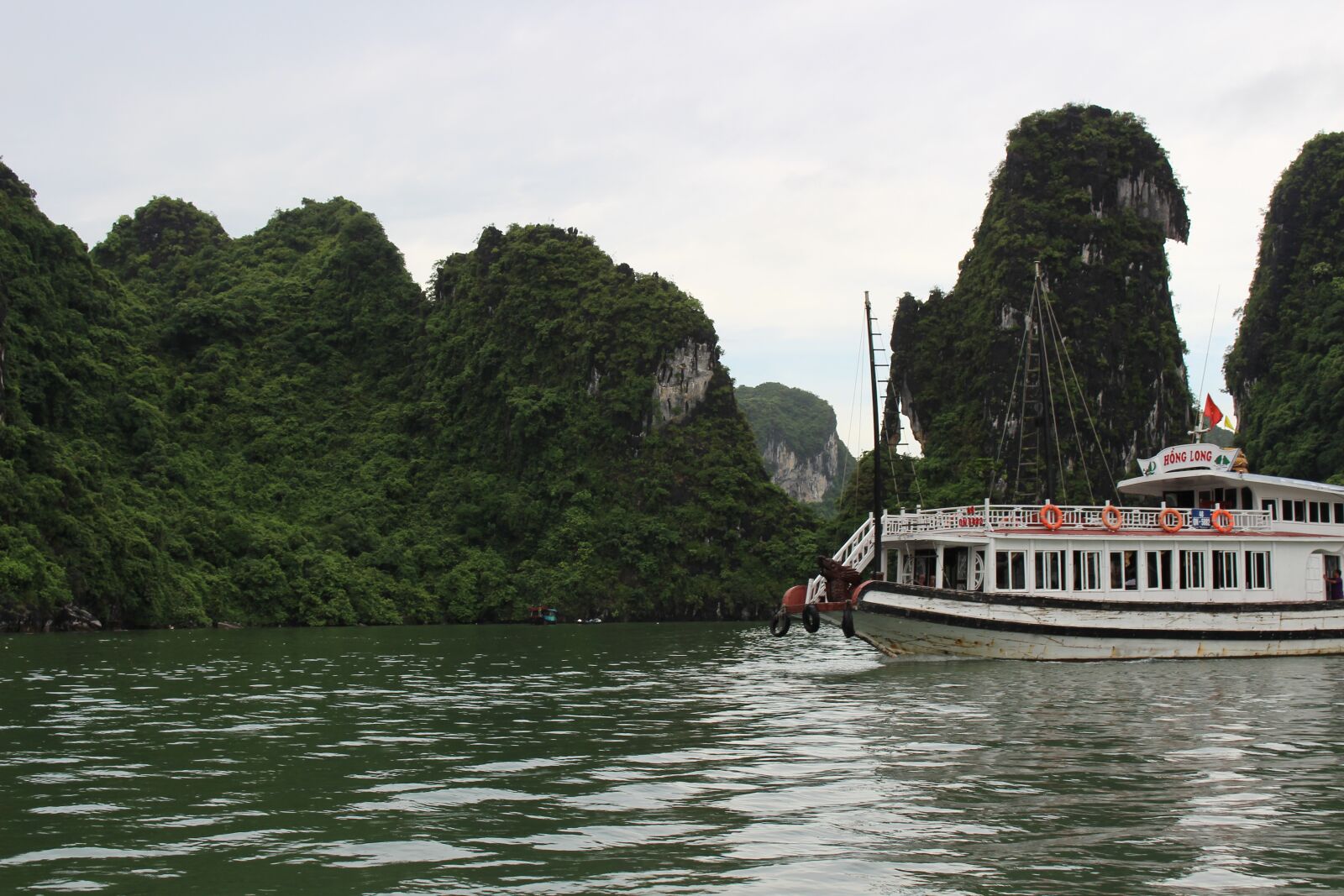 Canon EOS 700D (EOS Rebel T5i / EOS Kiss X7i) sample photo. Halong bay, vietnam, sea photography