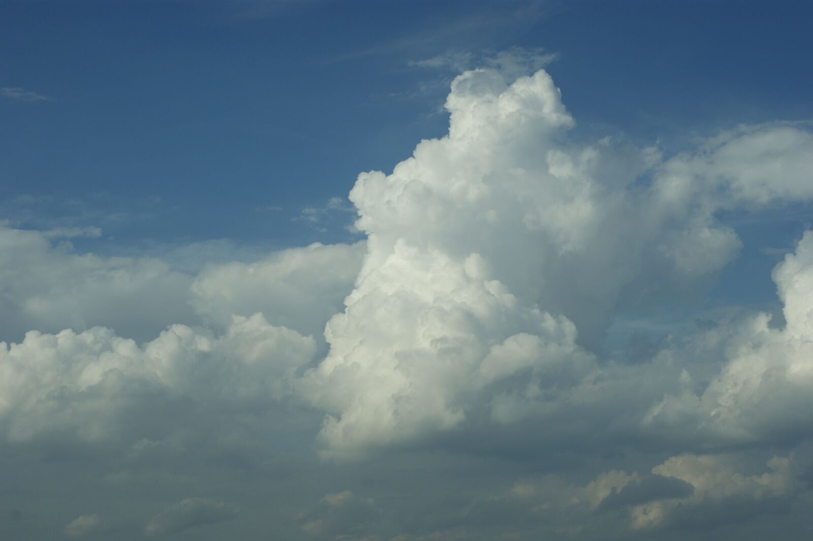 Sony Alpha DSLR-A290 sample photo. Clouds, beautiful clouds, blue photography