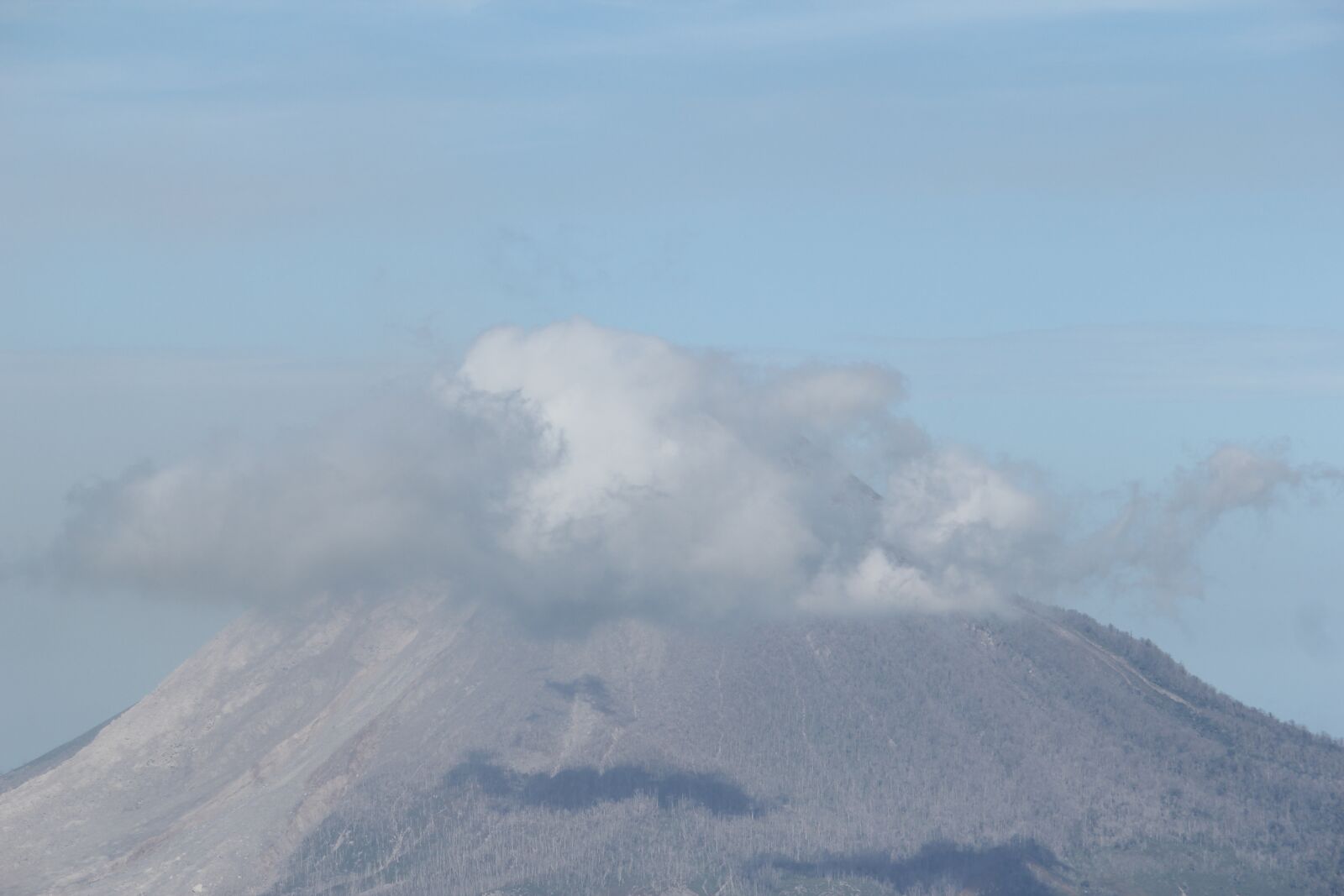 Canon EOS 550D (EOS Rebel T2i / EOS Kiss X4) sample photo. Volcano, indonesia, asia photography
